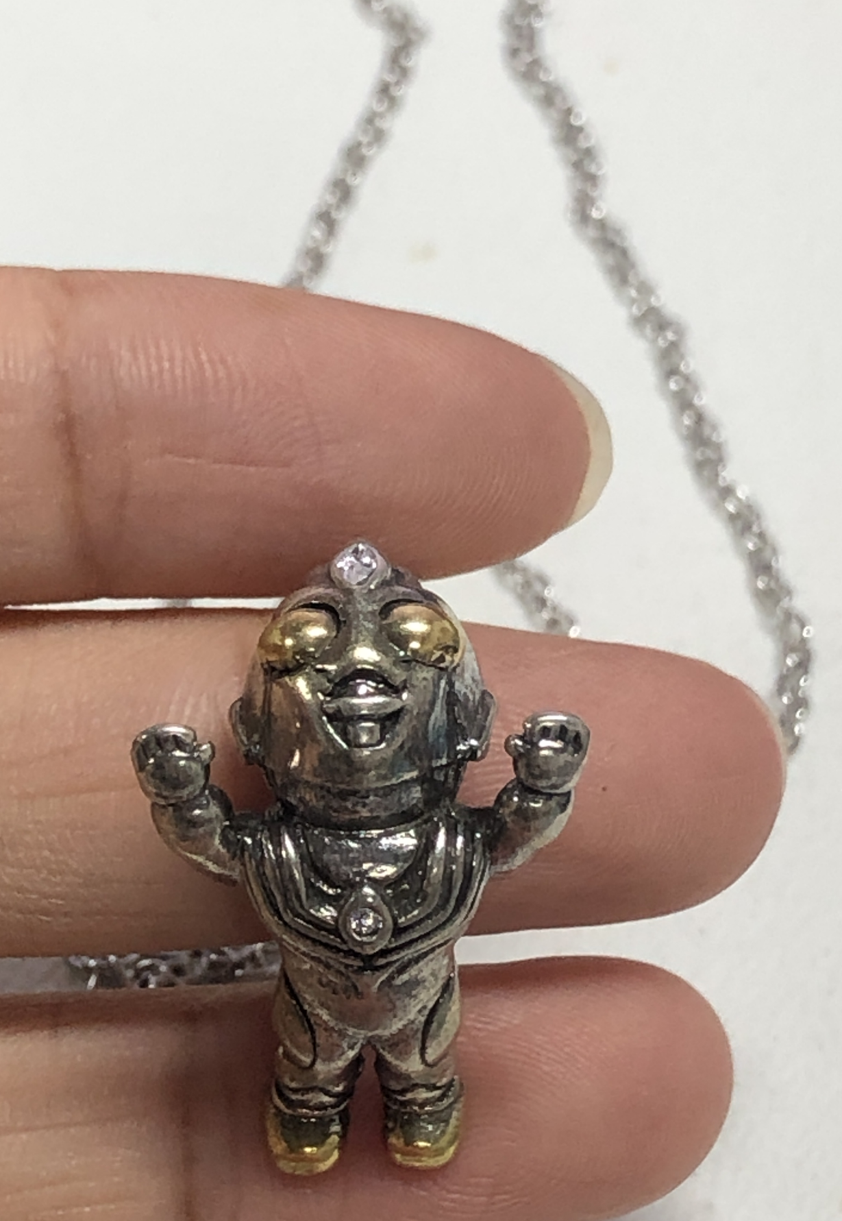 Ultraman-Inspired Chibi Pendant Necklace – Bold Heroic Pose, Retro Armor Look, Jewelry for Anime Fans & Cosplay Gifts