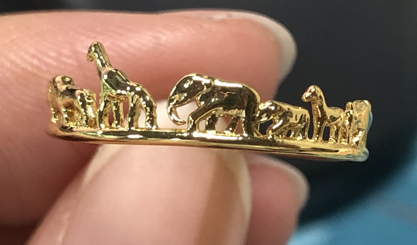 Ring mit Gravur der afrikanischen Tierwelt | Goldfarbener Kunstschmuck | Symbol für Natur und Schutz