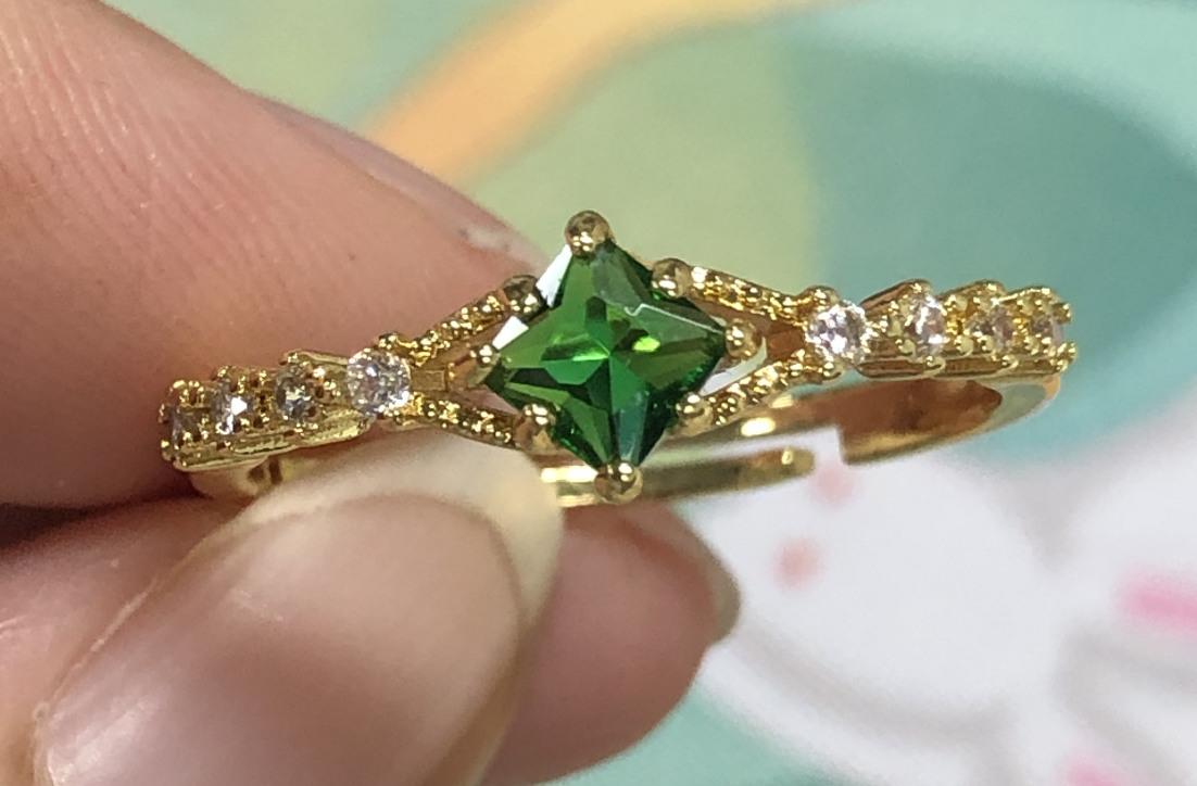 Green Star-Cut Gemstone Ring | Clear Side Stones | Vintage Gold Elegance