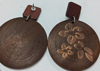 Runde Ohrringe aus Holz mit floralen Schnitzereien, Boho-Ethno-Stil, handgemachte leichte Ohrringe als Geschenk