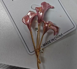 Elegant Pink Calla Lily Brooch – Romantic Floral Pin for Women