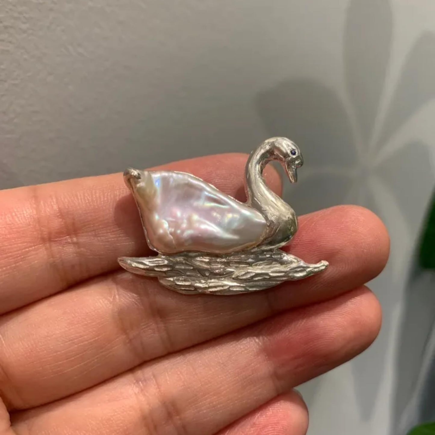 Schwan Brosche 925 Sterling Silber mit natürlicher Süßwasserperle, handgefertigter Tier Schmuck für Damen, Symbol für Reinheit & Liebe, Geschenkidee für Alltag & Feier