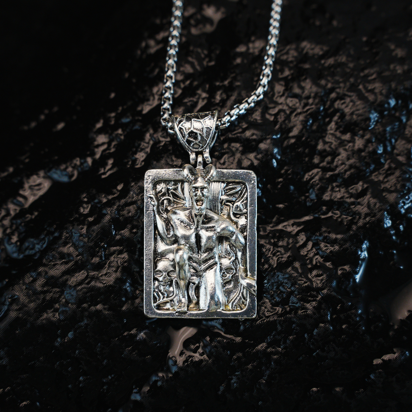 Gothic Dämon Relief Amulett Halskette Vintage Schädel dunklen Stil Anhänger Messinglegierung