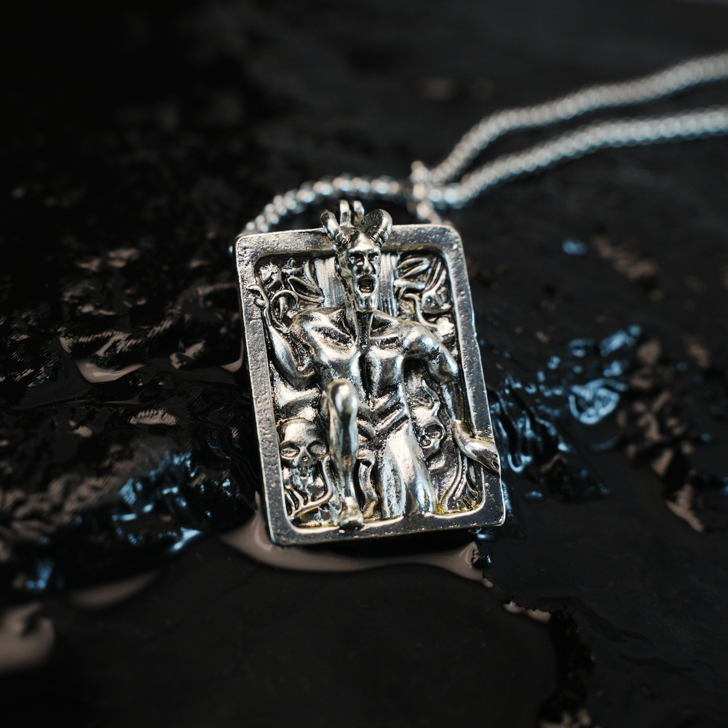 Gothic Dämon Relief Amulett Halskette Vintage Schädel dunklen Stil Anhänger Messinglegierung