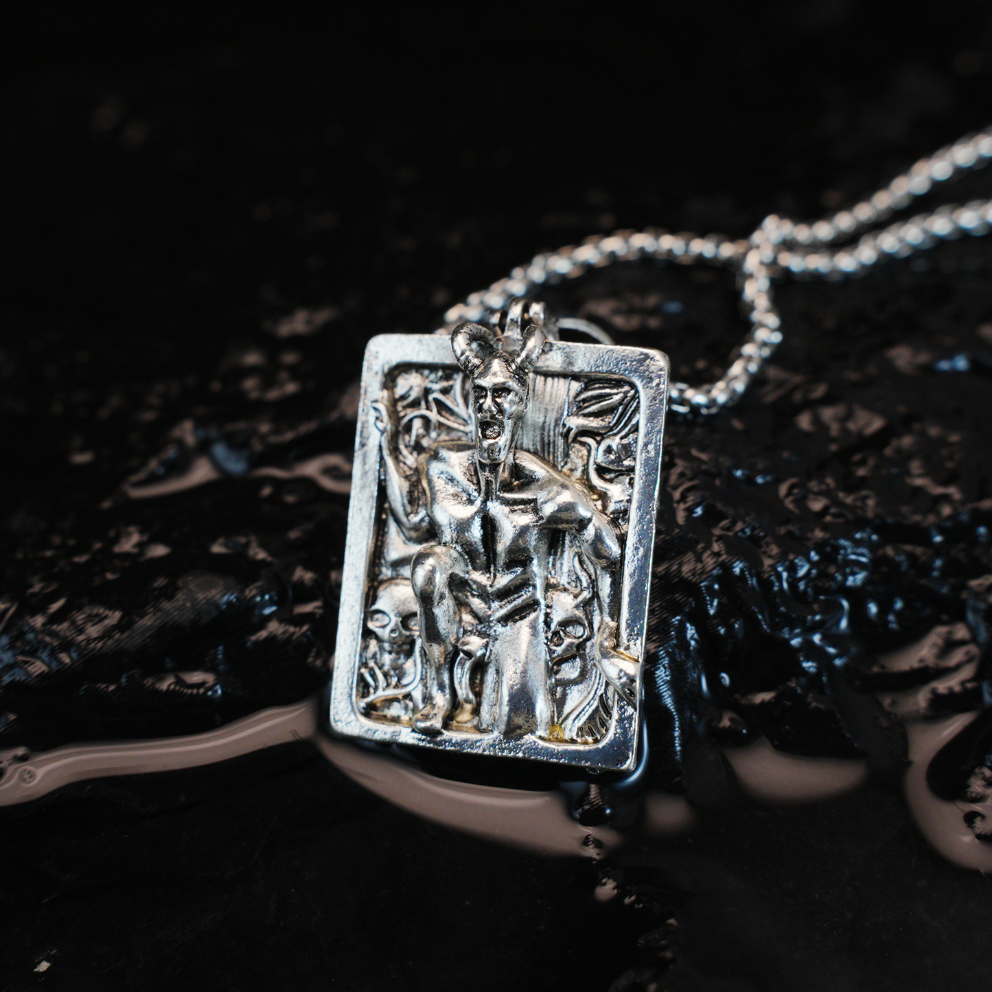Gothic Dämon Relief Amulett Halskette Vintage Schädel dunklen Stil Anhänger Messinglegierung