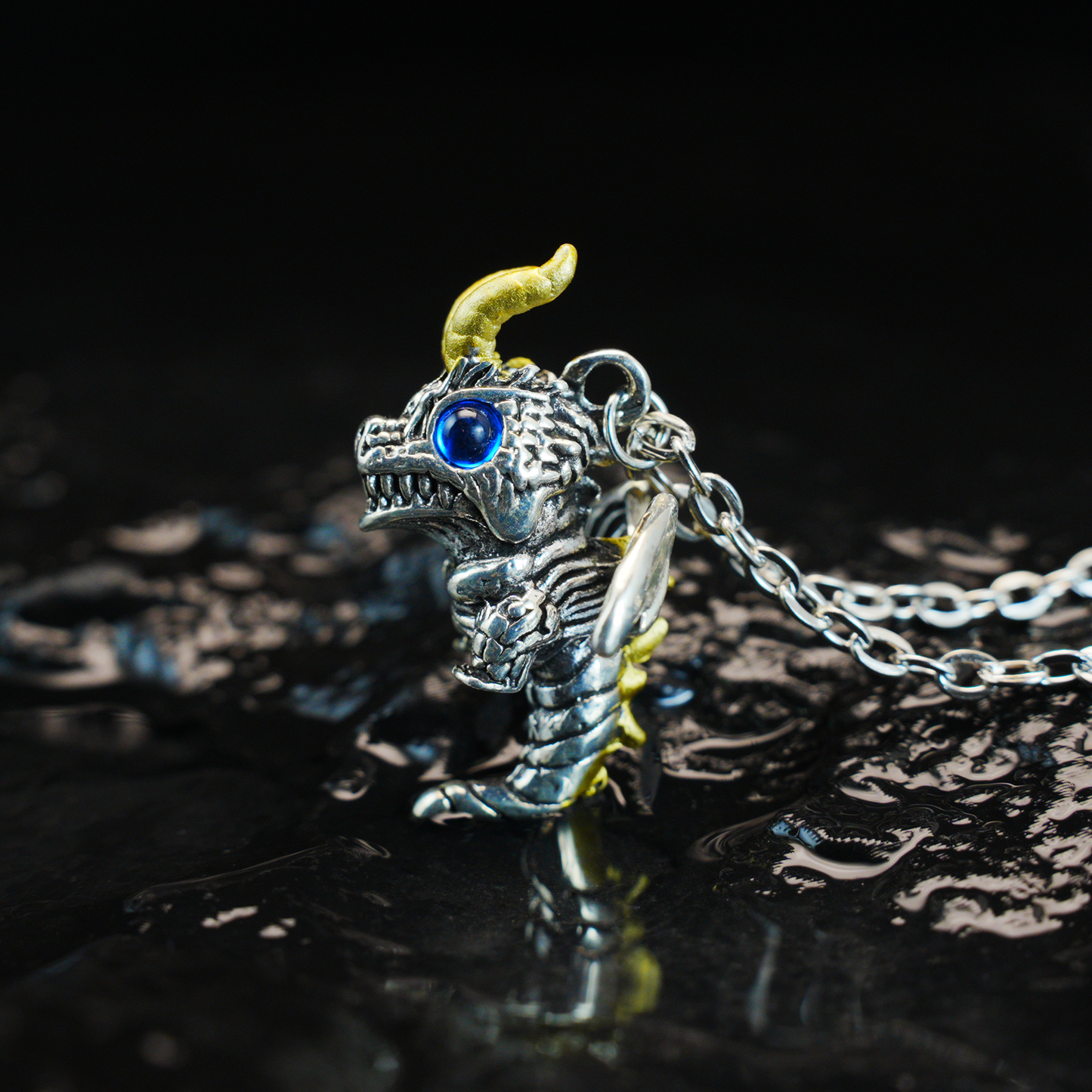 Gothic Drachen Anhänger Halskette, Fantasy Wächteramulett mit blauen Augen, Mythischer Schmuck