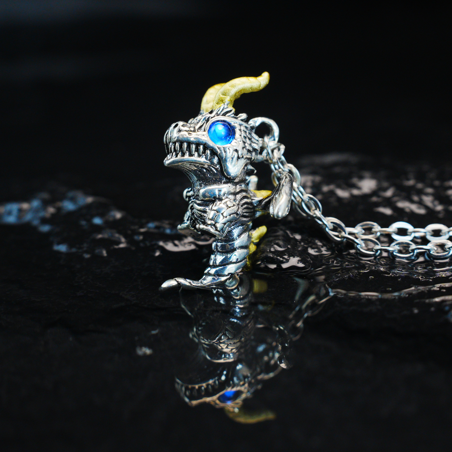 Gothic Drachen Anhänger Halskette, Fantasy Wächteramulett mit blauen Augen, Mythischer Schmuck