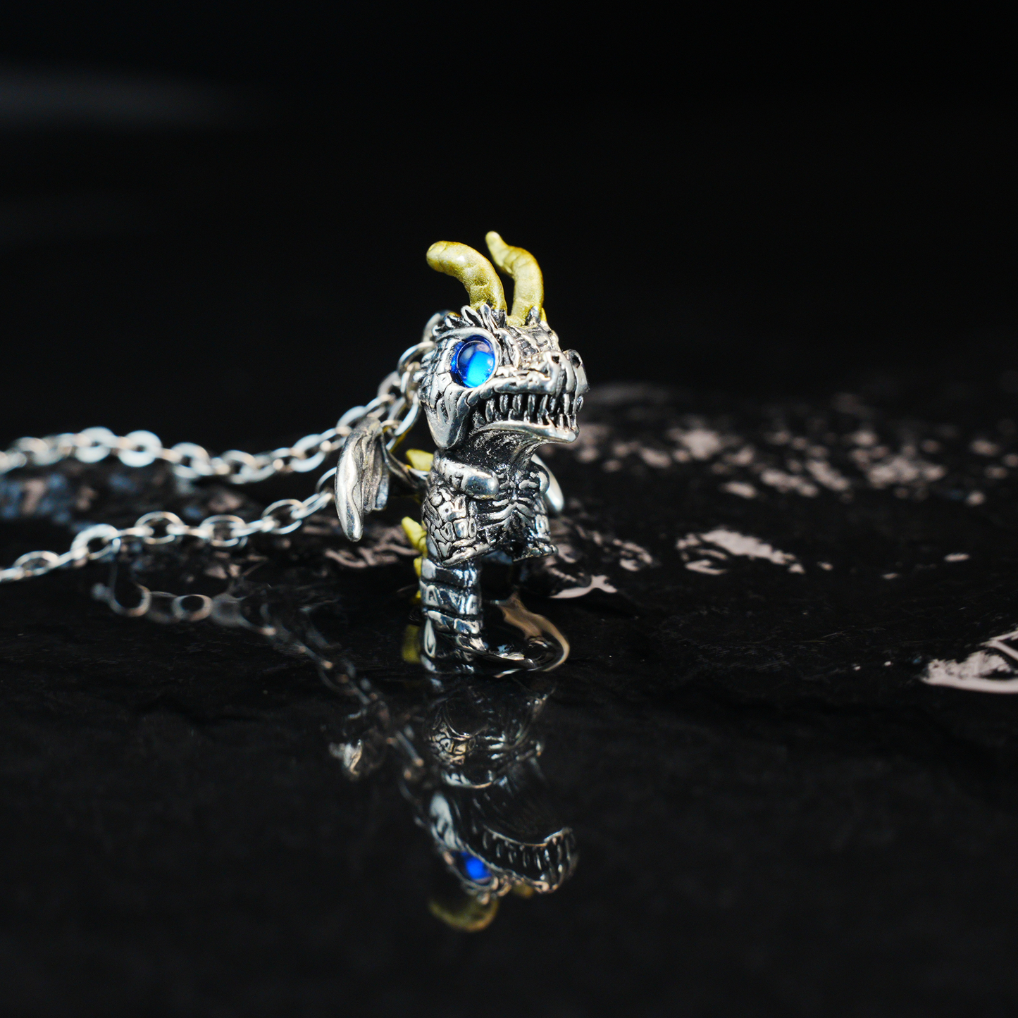 Gothic Drachen Anhänger Halskette, Fantasy Wächteramulett mit blauen Augen, Mythischer Schmuck