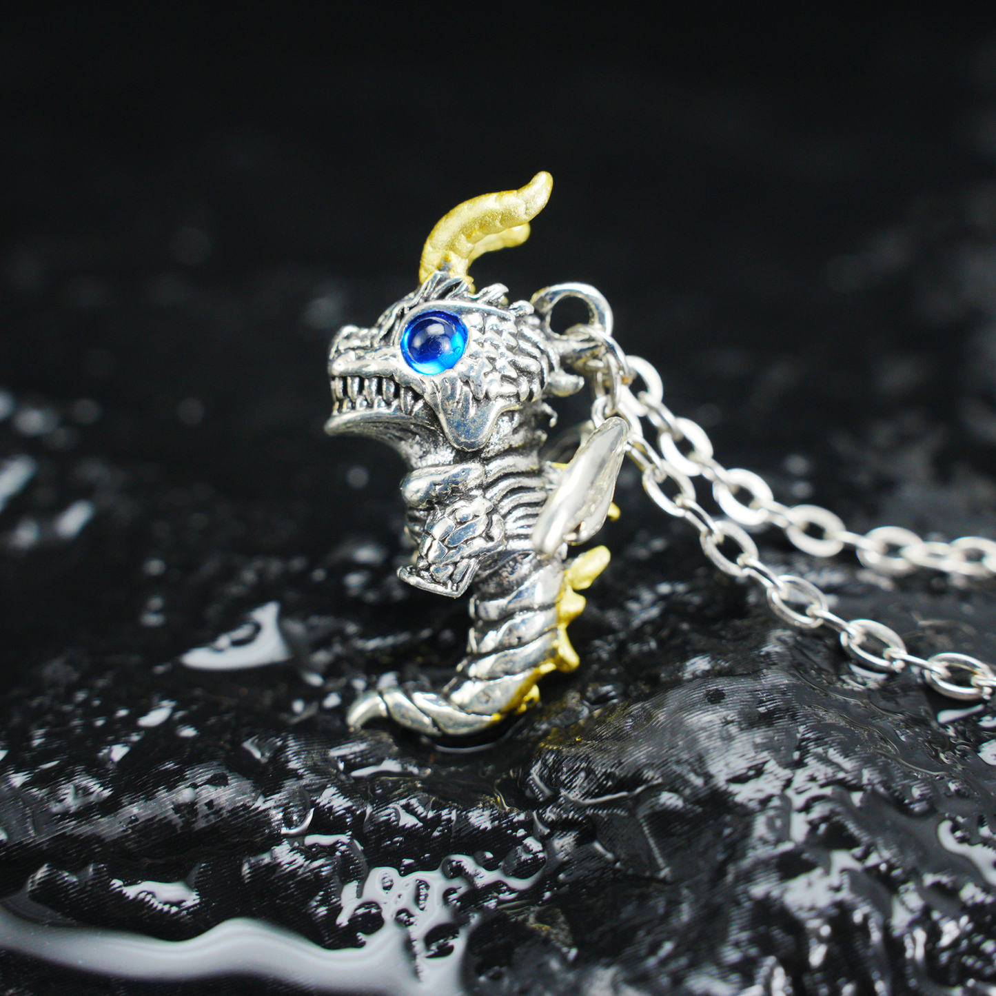 Gothic Drachen Anhänger Halskette, Fantasy Wächteramulett mit blauen Augen, Mythischer Schmuck