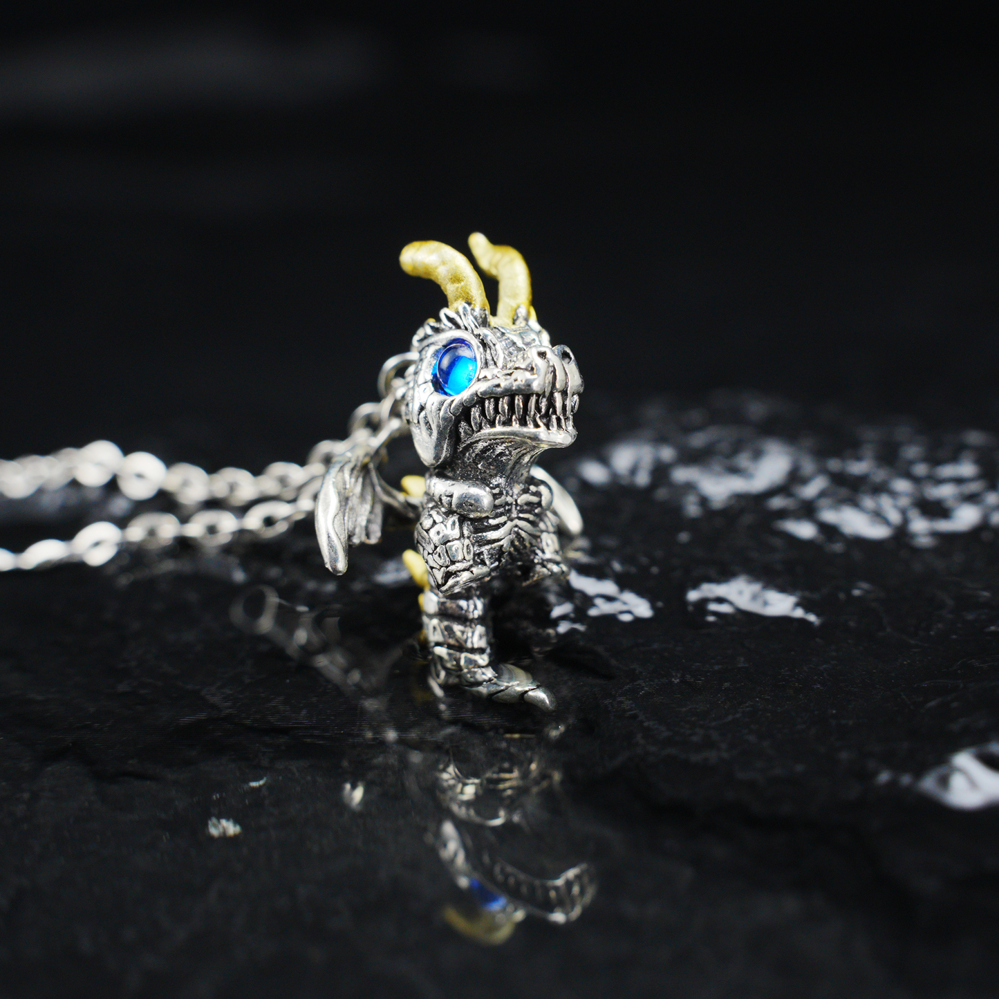 Gothic Drachen Anhänger Halskette, Fantasy Wächteramulett mit blauen Augen, Mythischer Schmuck