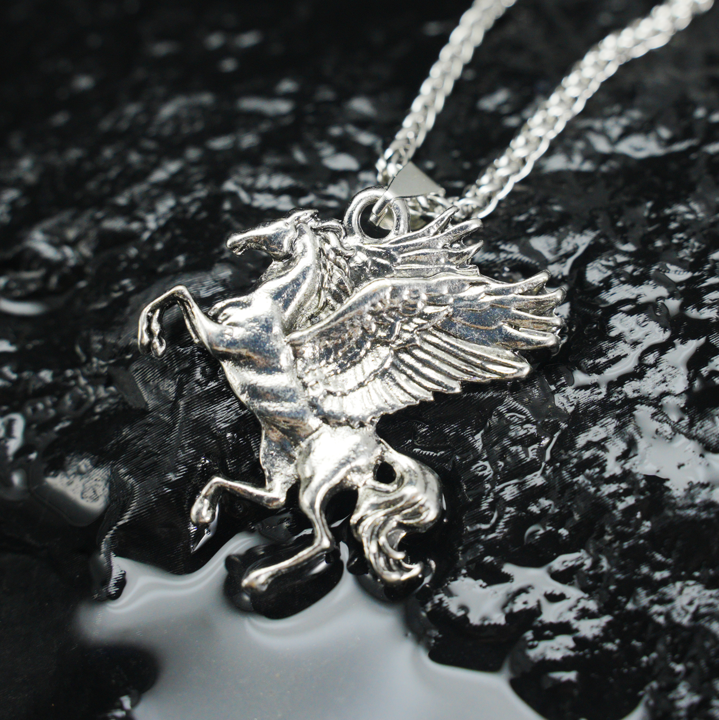 Vintage Pegasus Halskette, Mythischer Pferdeanhänger aus Messinglegierung, Gothic Fantasy Schmuck