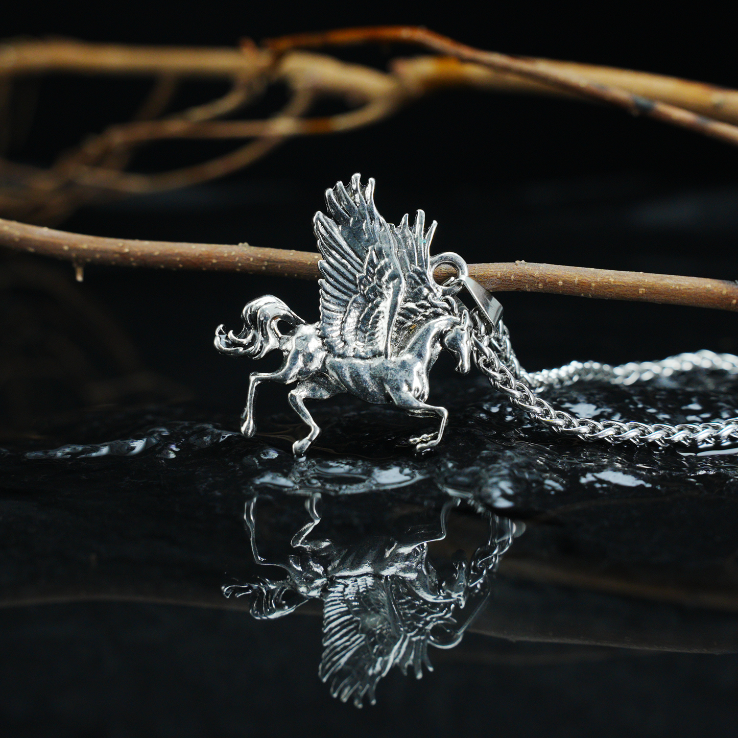 Vintage Pegasus Halskette, Mythischer Pferdeanhänger aus Messinglegierung, Gothic Fantasy Schmuck