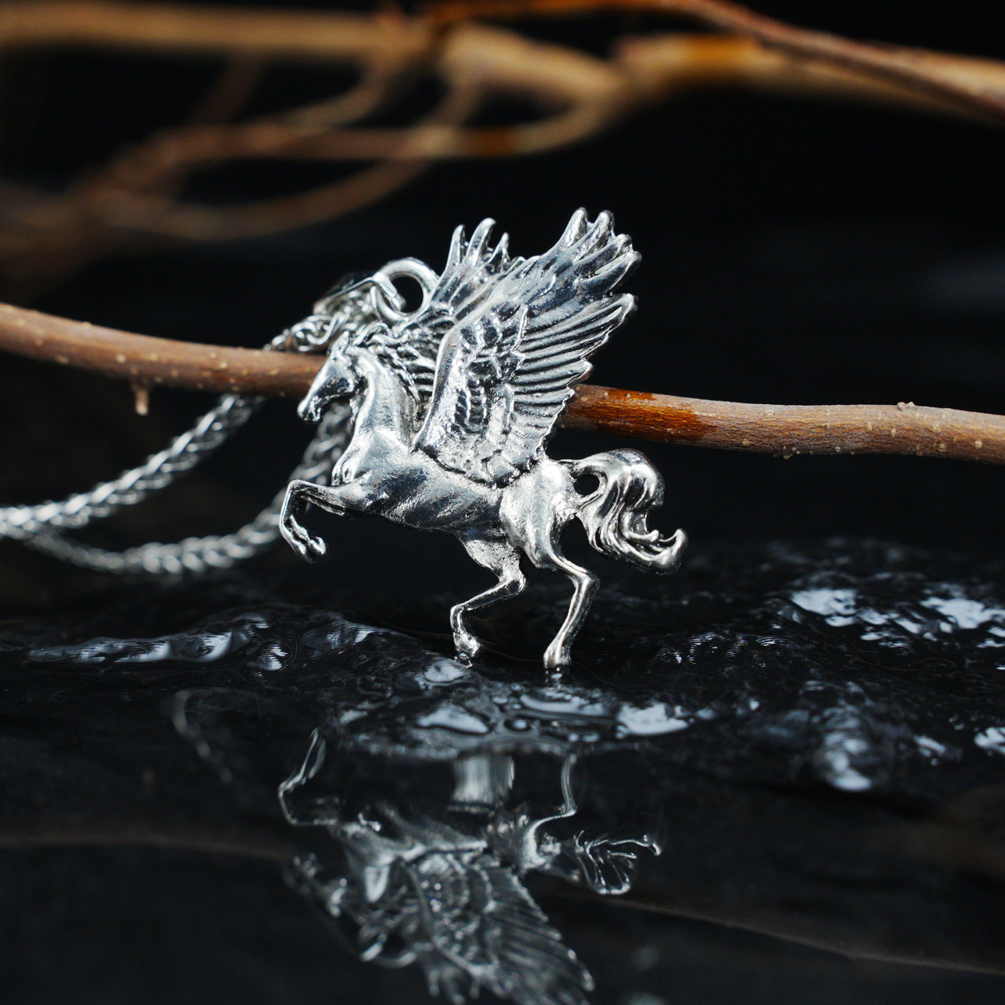 Vintage Pegasus Halskette, Mythischer Pferdeanhänger aus Messinglegierung, Gothic Fantasy Schmuck