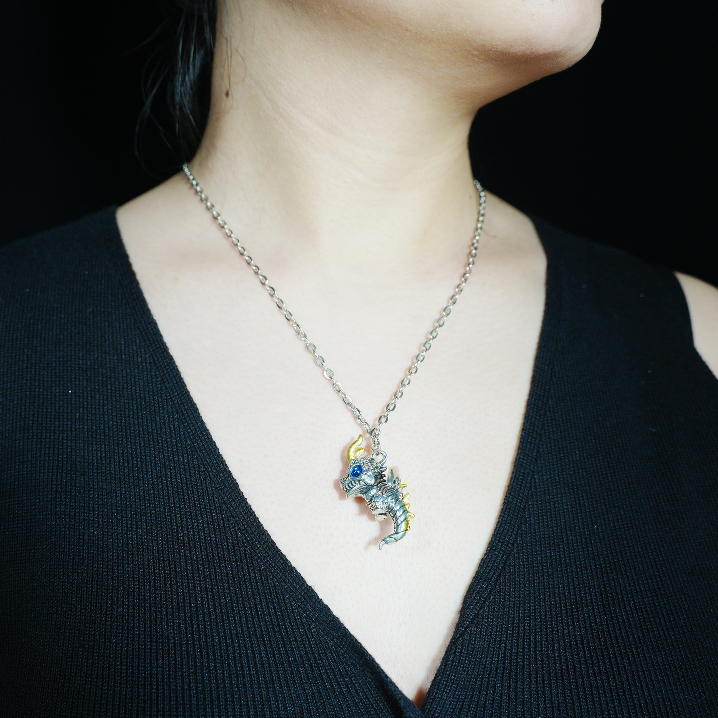 Gothic Drachen Anhänger Halskette, Fantasy Wächteramulett mit blauen Augen, Mythischer Schmuck