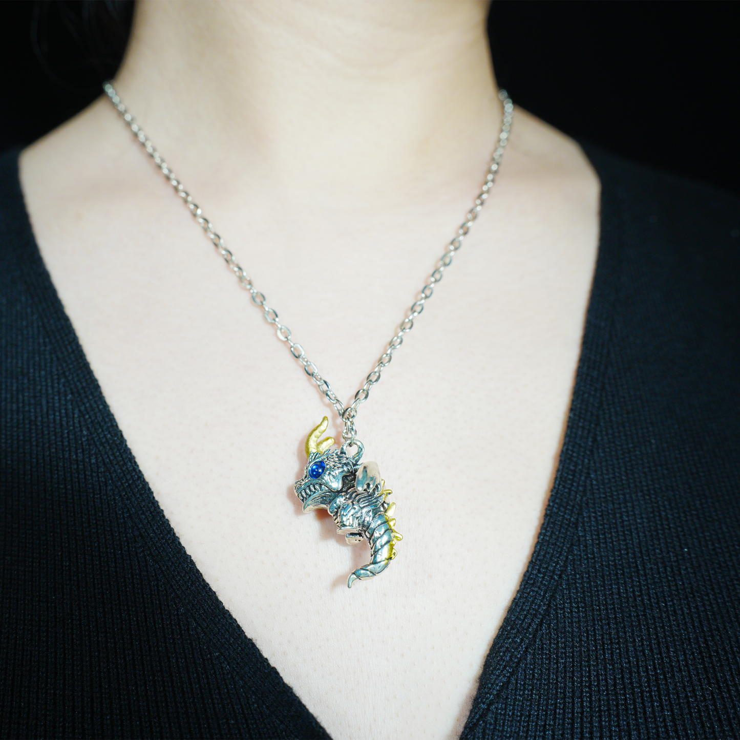 Gothic Drachen Anhänger Halskette, Fantasy Wächteramulett mit blauen Augen, Mythischer Schmuck