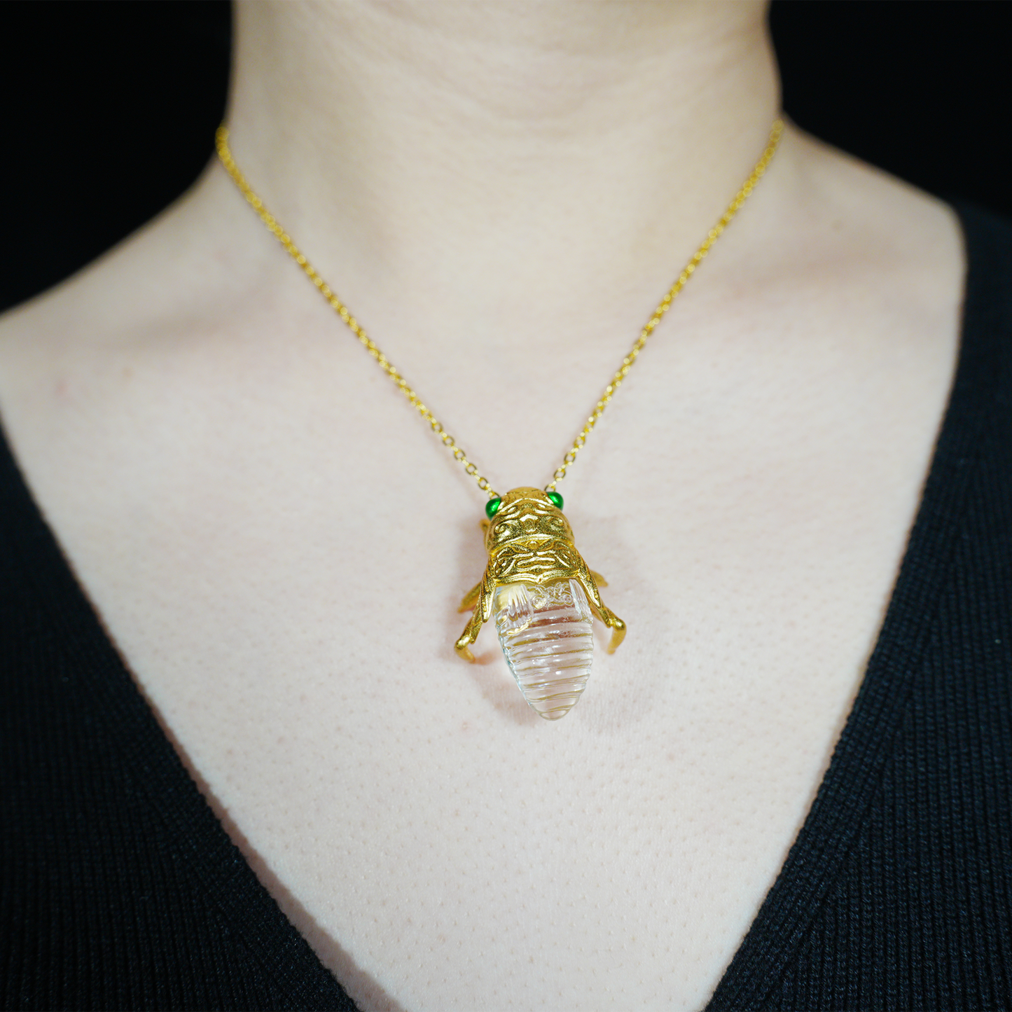 Halskette mit Zikadenanhänger – Vintage-Insektenschmuck in Kristalloptik, Symbol der Wiedergeburt und Klarheit, von der Natur inspiriertes Totemgeschenk