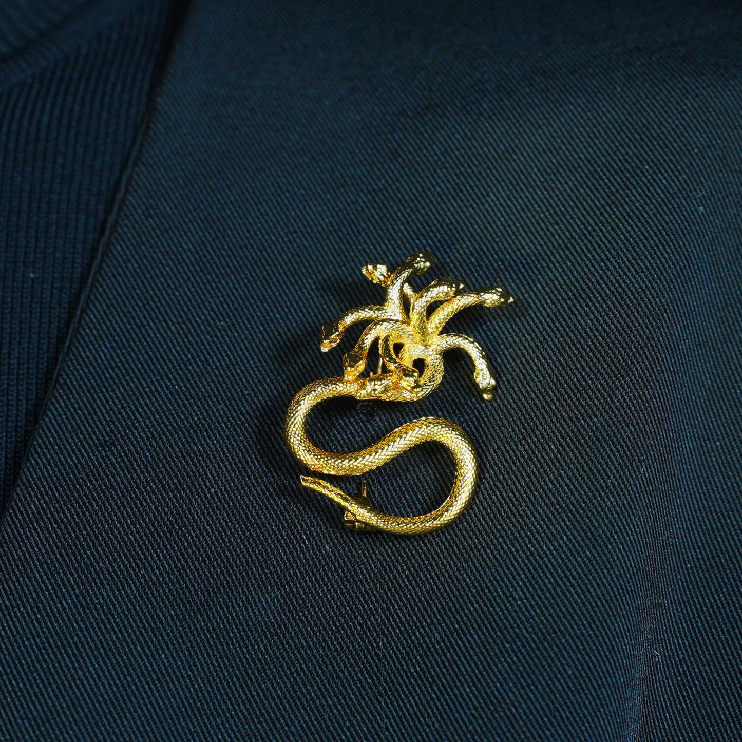 Mythische Hydra-Schlangenbrosche – Goldener mehrköpfiger Schlangenschmuck