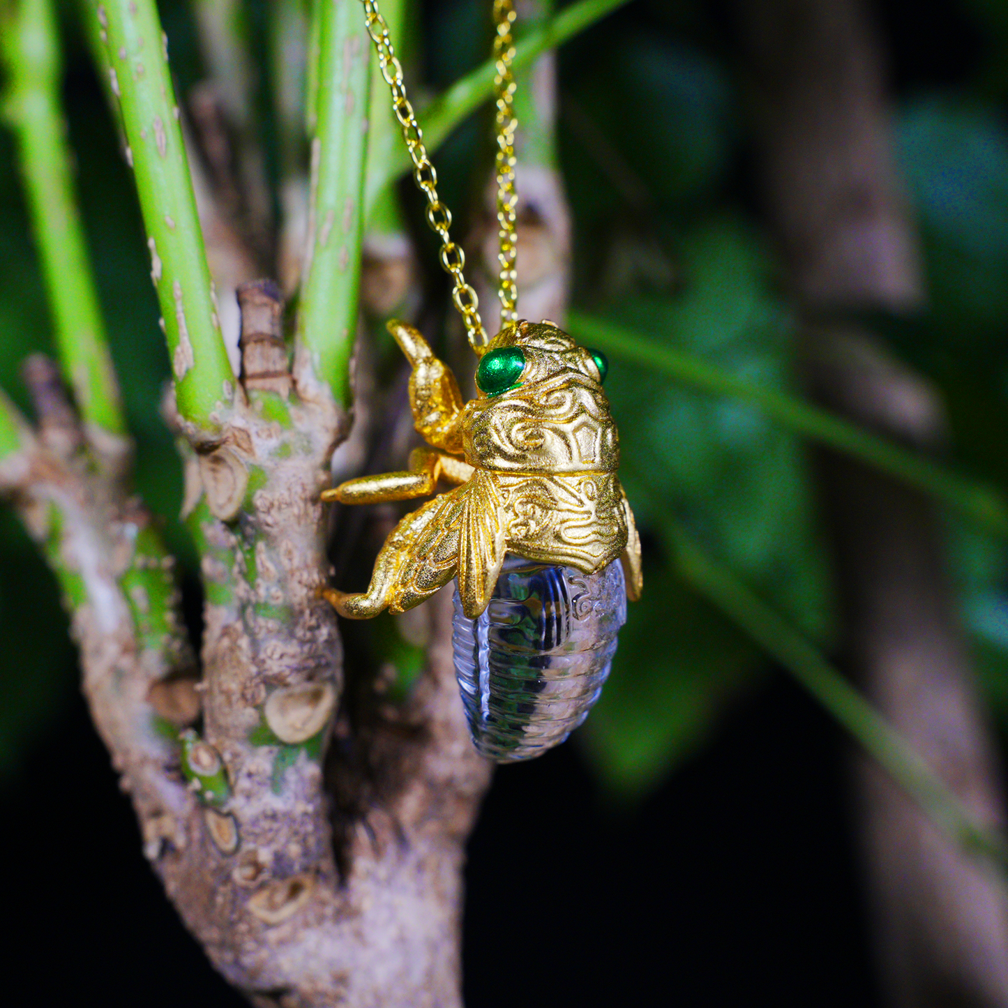 Halskette mit Zikadenanhänger – Vintage-Insektenschmuck in Kristalloptik, Symbol der Wiedergeburt und Klarheit, von der Natur inspiriertes Totemgeschenk