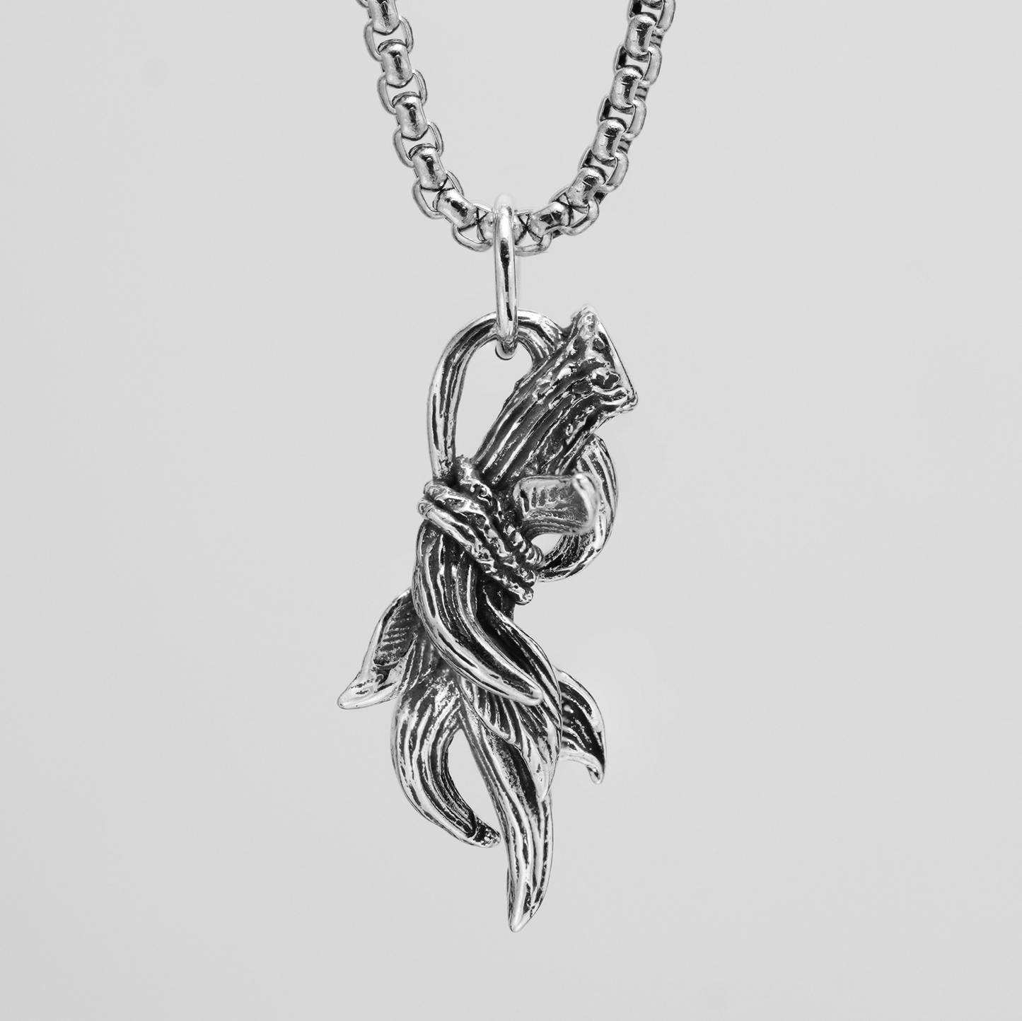 Vintage-Halskette mit silbernem Blattzweig | Anhänger im handgefertigten Look | Unisex-Schmuck im Naturstil für den täglichen Gebrauch