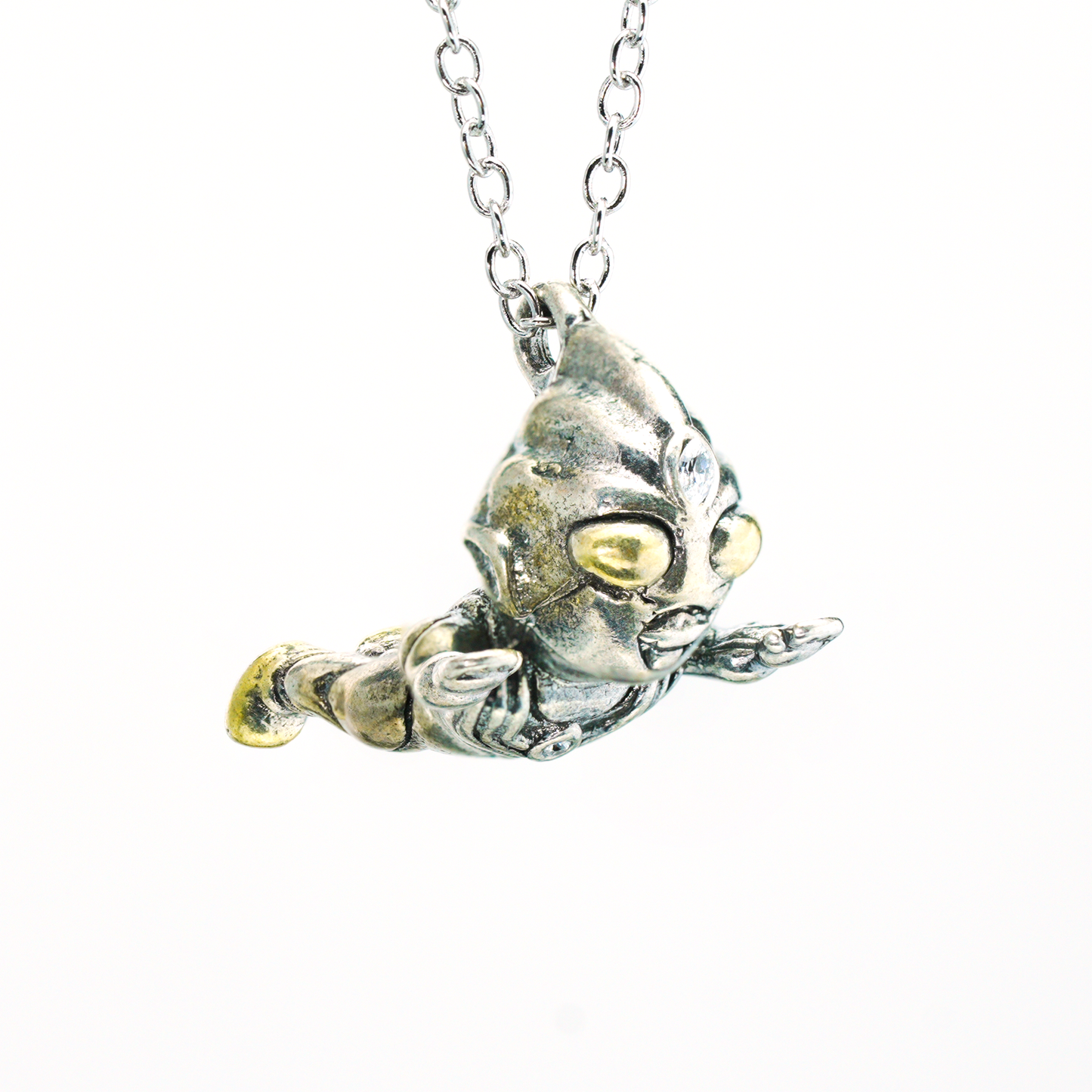 Von Ultraman inspirierte Chibi-Anhänger-Halskette – Mutige Heldenpose, Retro-Rüstungslook, Schmuck für Anime-Fans und Cosplay-Geschenke