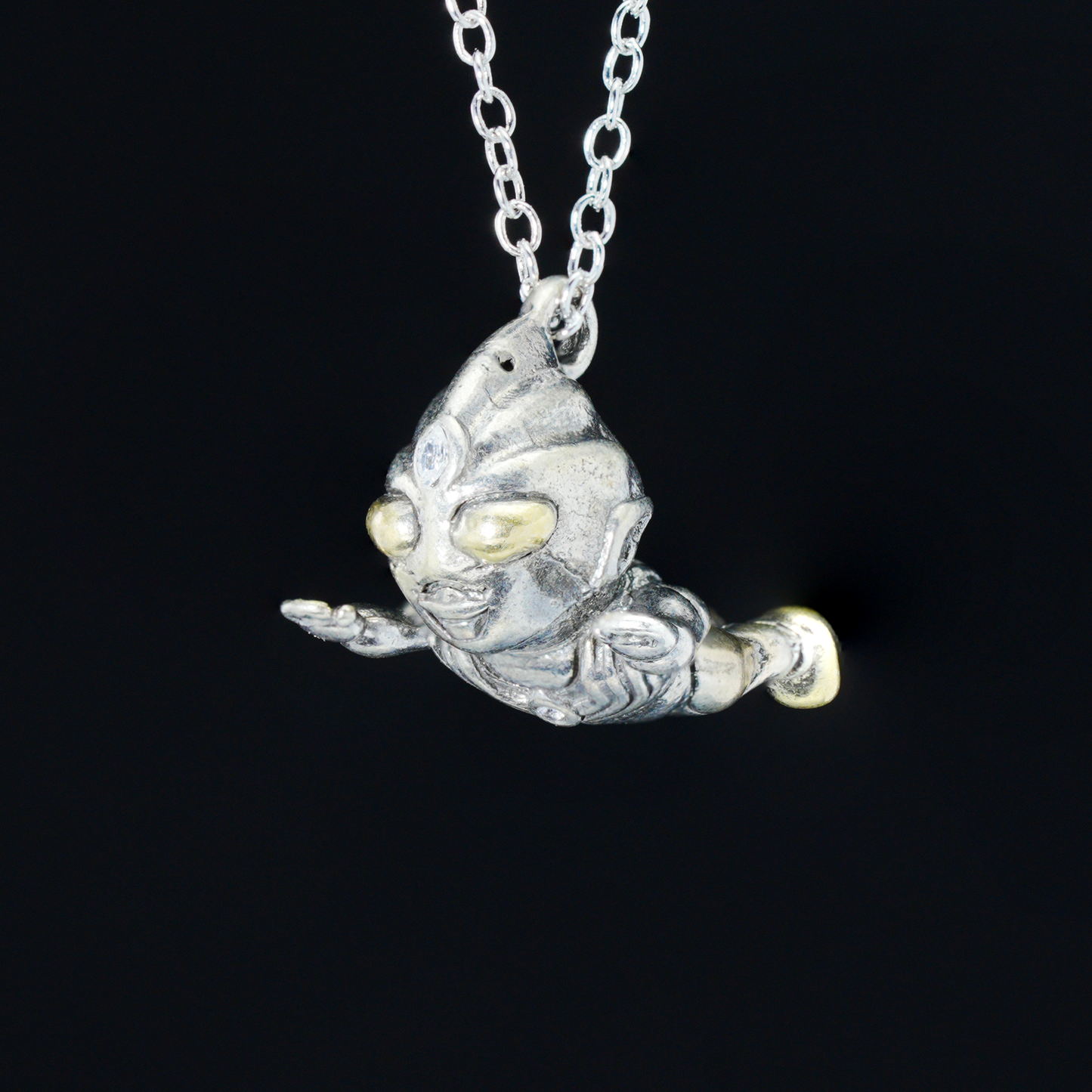 Von Ultraman inspirierte Chibi-Anhänger-Halskette – Mutige Heldenpose, Retro-Rüstungslook, Schmuck für Anime-Fans und Cosplay-Geschenke