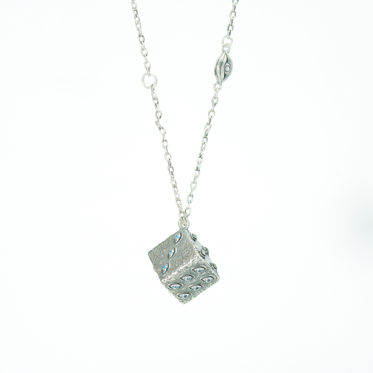 Die wachsame Würfel-Halskette – Mystischer Amulett-Würfel-Anhänger mit eingravierten Augen und blauen Kristallen, Gothic-Vintage-Stil