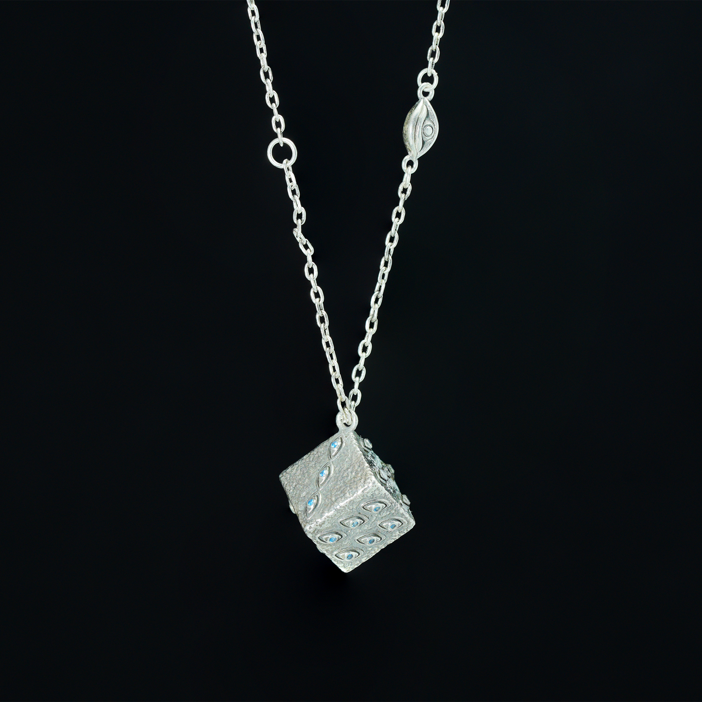 Die wachsame Würfel-Halskette – Mystischer Amulett-Würfel-Anhänger mit eingravierten Augen und blauen Kristallen, Gothic-Vintage-Stil