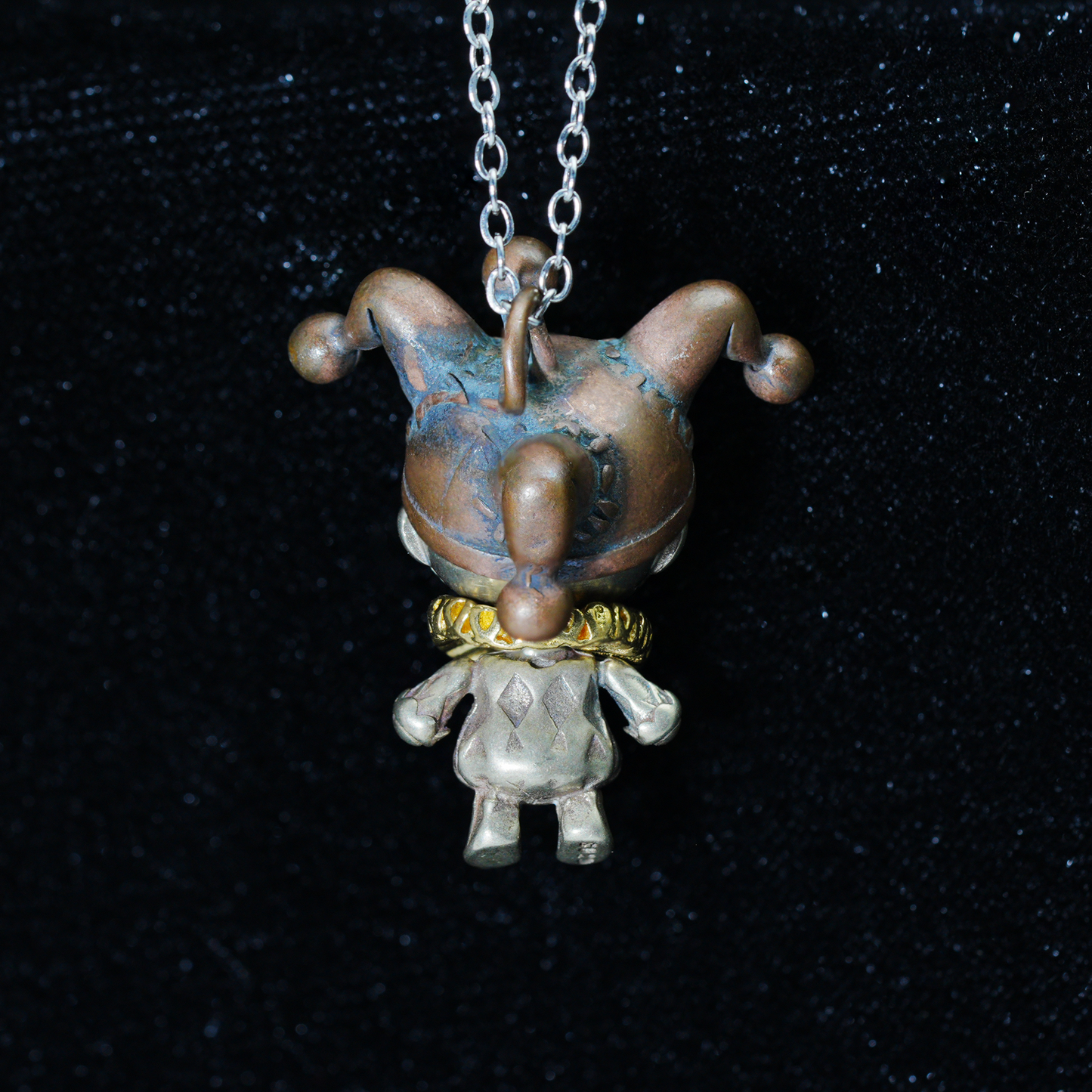 Halskette mit Anhänger „Broken Smile Jester“ – Gothic-Clown-Anhänger aus Kupfer im Dark-Fantasy-Stil