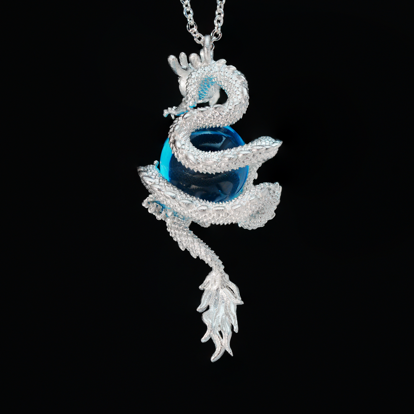 Orientalische Drachen-Totem-Halskette – Gewickelter Drachenanhänger mit blauer Energiekugel, mythisch inspirierter Unisex-Geschenkschmuck