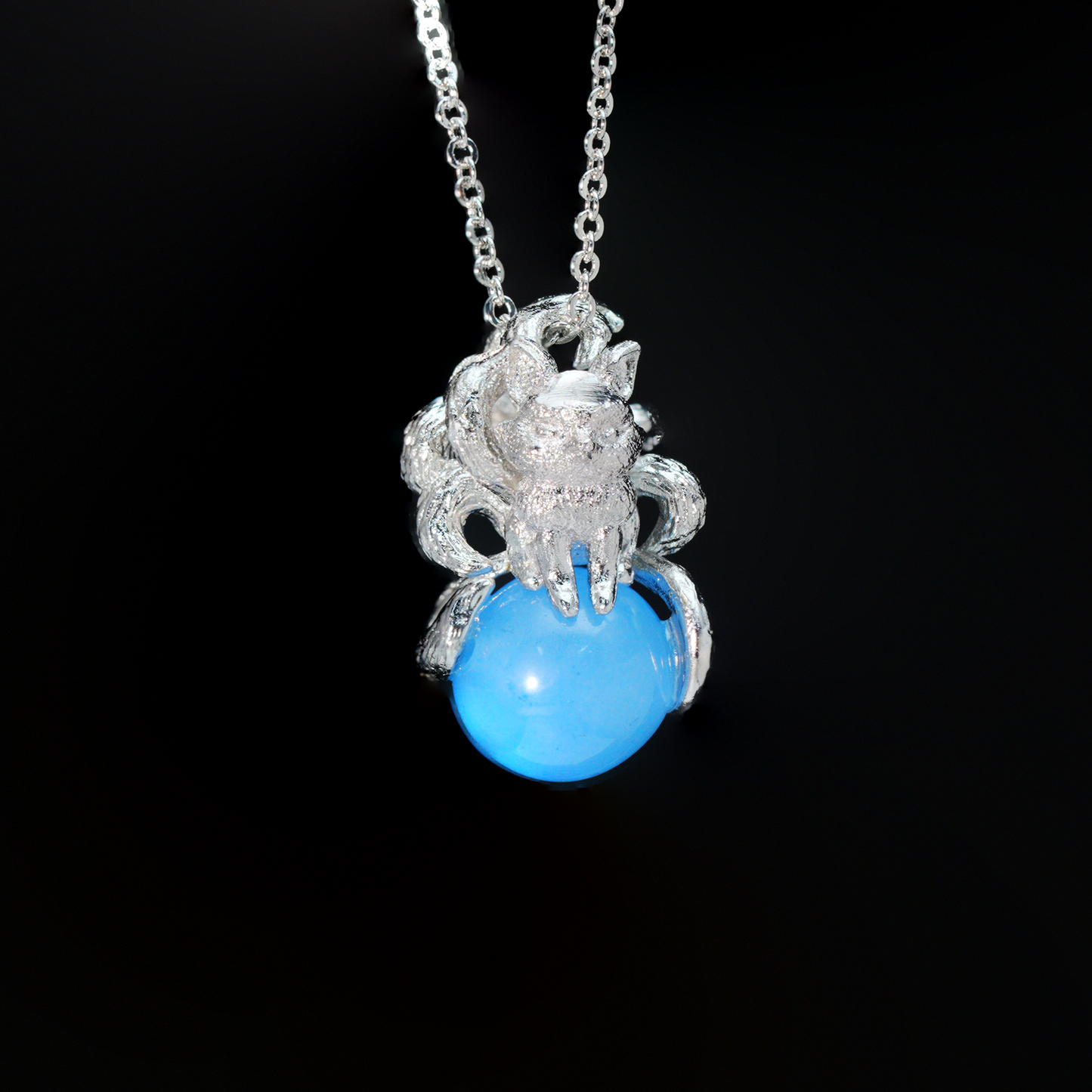 Neunschwänziger Fuchsanhänger mit blauem Edelstein | Mystische Wächterkette | Tiertotemschmuck