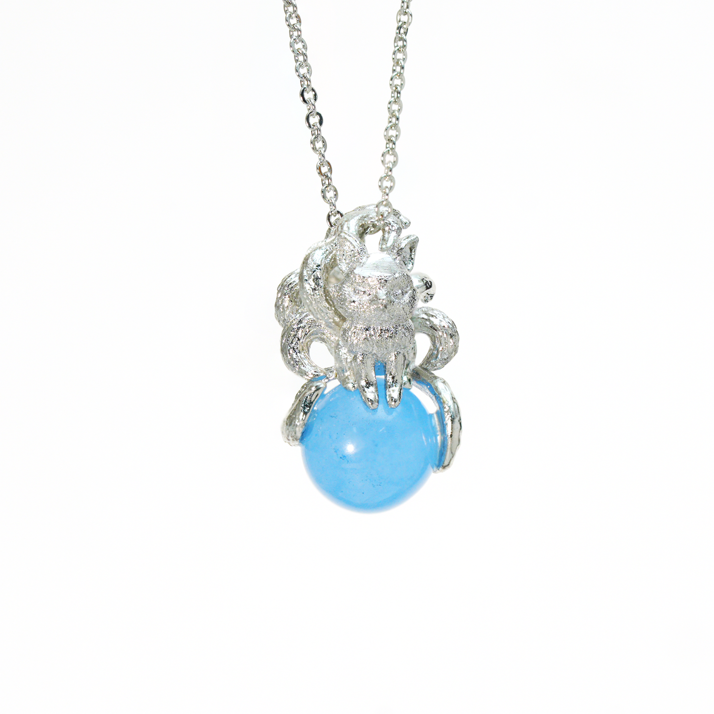 Neunschwänziger Fuchsanhänger mit blauem Edelstein | Mystische Wächterkette | Tiertotemschmuck