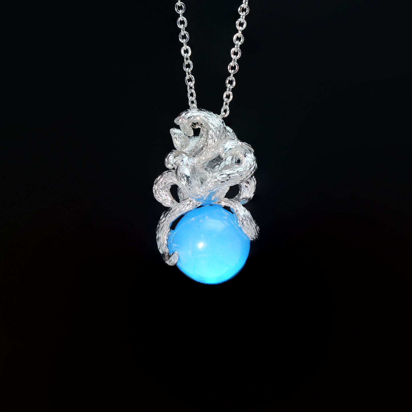 Neunschwänziger Fuchsanhänger mit blauem Edelstein | Mystische Wächterkette | Tiertotemschmuck