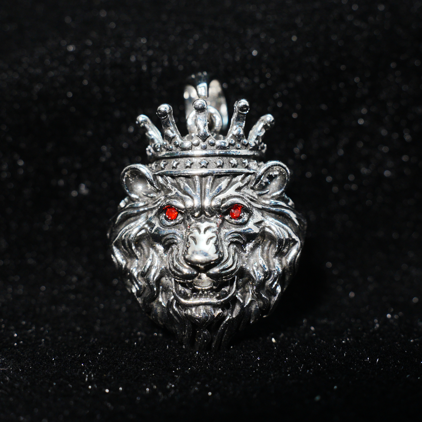 Halskette mit gekröntem Löwenkopf-Anhänger | Vintage-Schmuck mit roten Augen | Auffälliges Gothic-Unisex-Statement