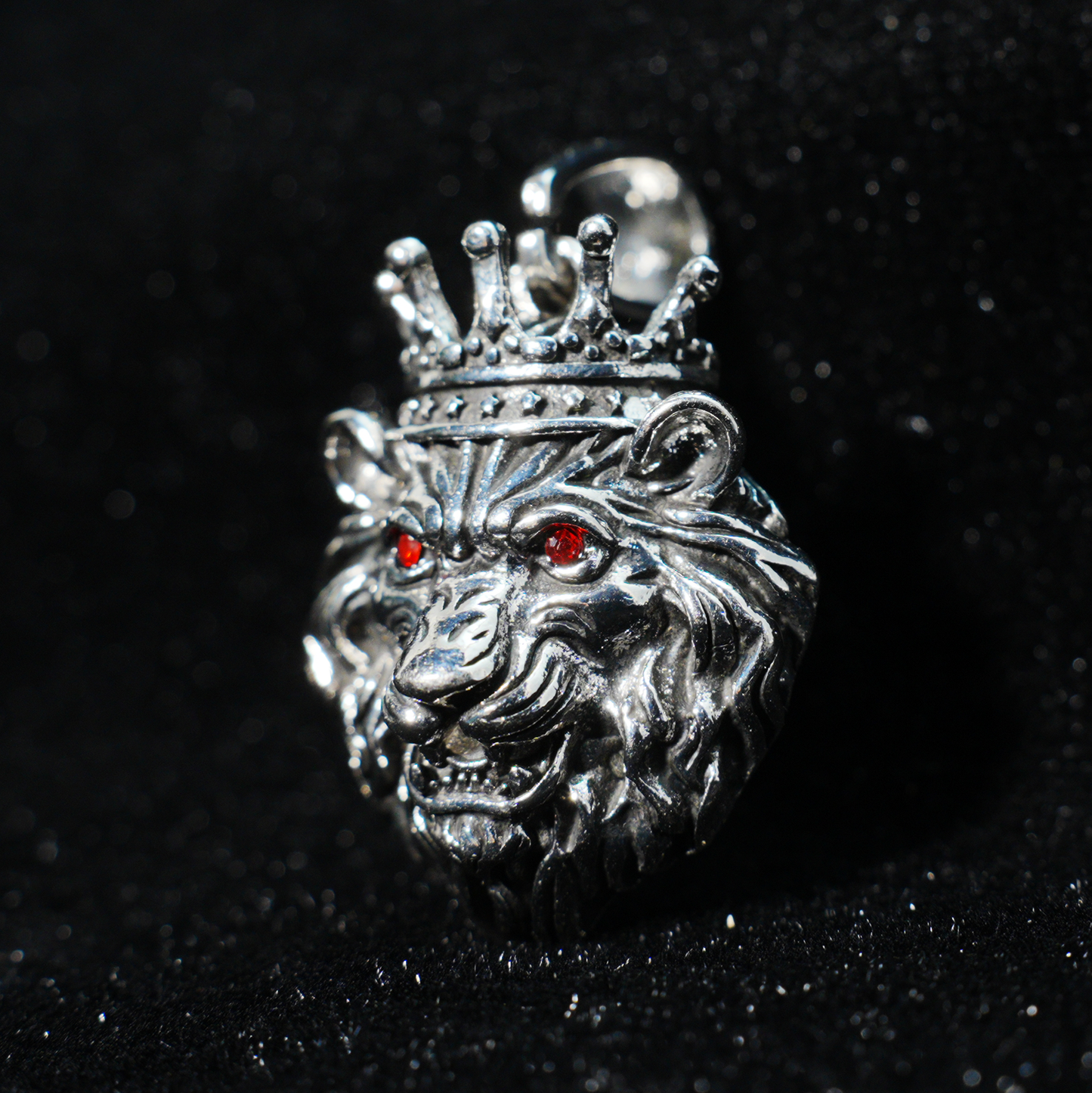 Halskette mit gekröntem Löwenkopf-Anhänger | Vintage-Schmuck mit roten Augen | Auffälliges Gothic-Unisex-Statement