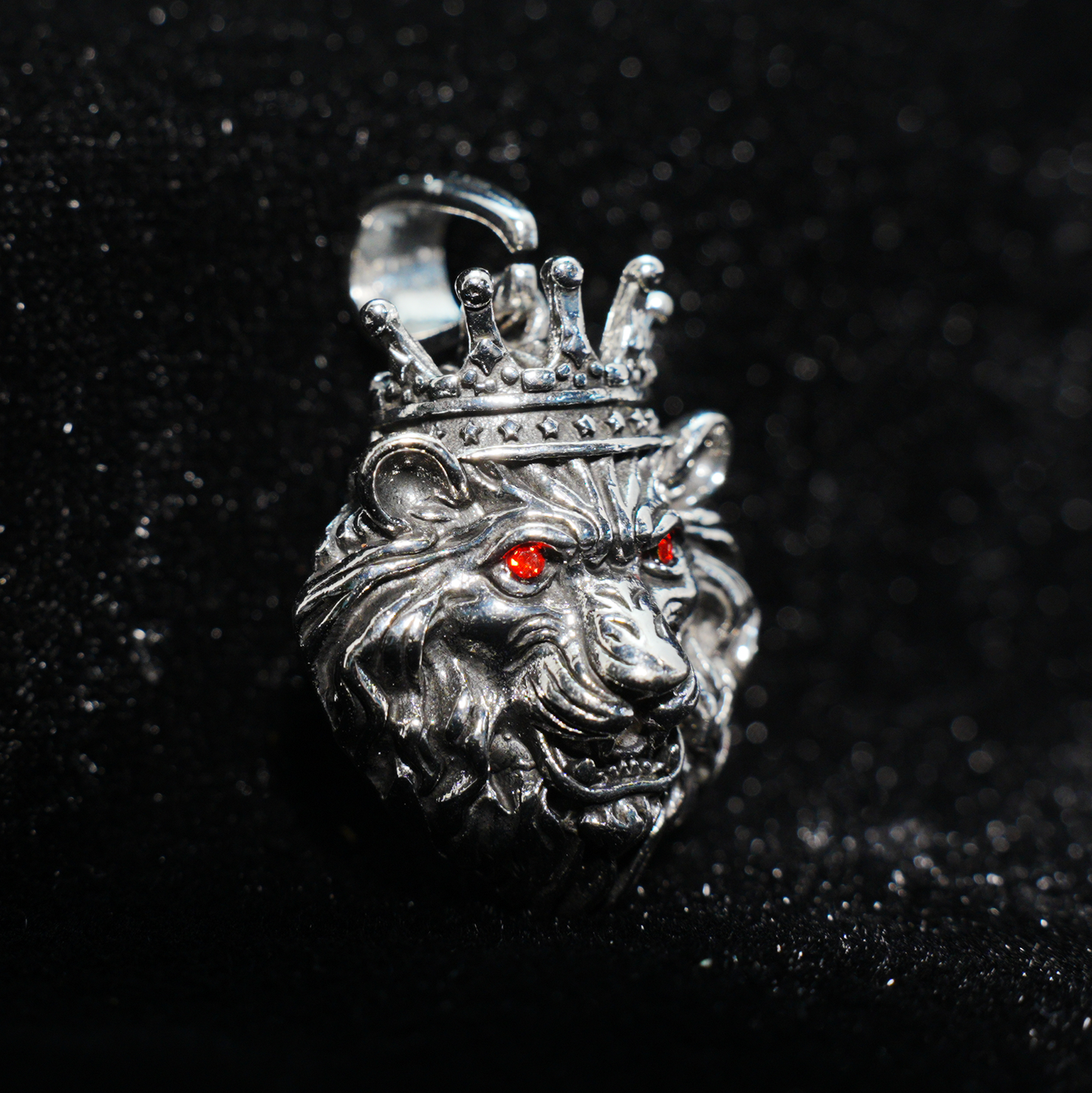 Halskette mit gekröntem Löwenkopf-Anhänger | Vintage-Schmuck mit roten Augen | Auffälliges Gothic-Unisex-Statement