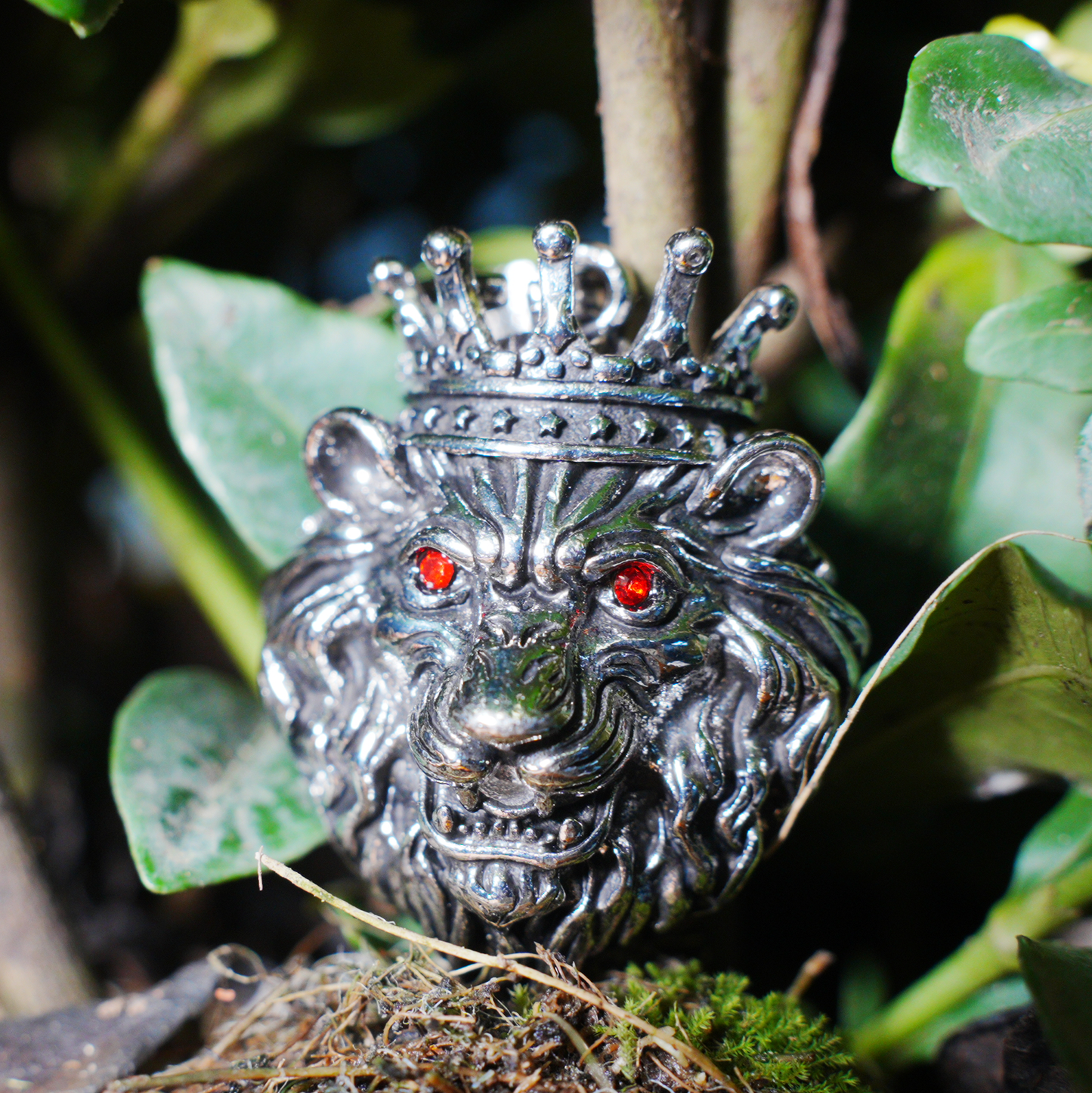 Halskette mit gekröntem Löwenkopf-Anhänger | Vintage-Schmuck mit roten Augen | Auffälliges Gothic-Unisex-Statement