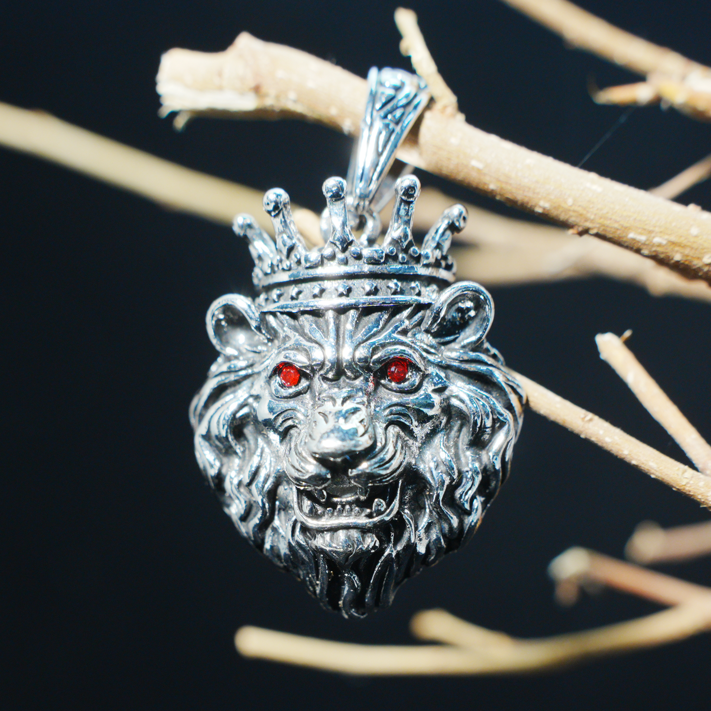 Halskette mit gekröntem Löwenkopf-Anhänger | Vintage-Schmuck mit roten Augen | Auffälliges Gothic-Unisex-Statement