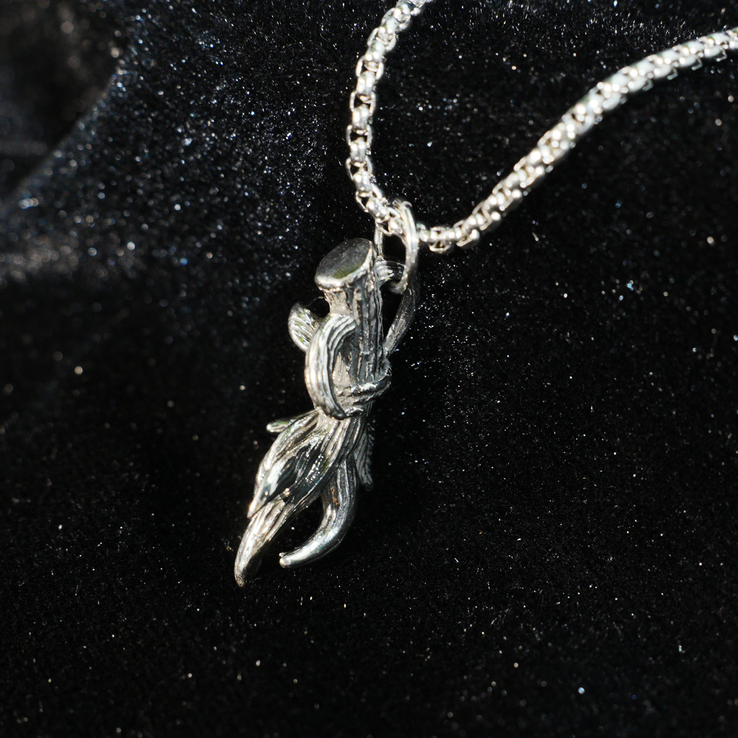Vintage-Halskette mit silbernem Blattzweig | Anhänger im handgefertigten Look | Unisex-Schmuck im Naturstil für den täglichen Gebrauch