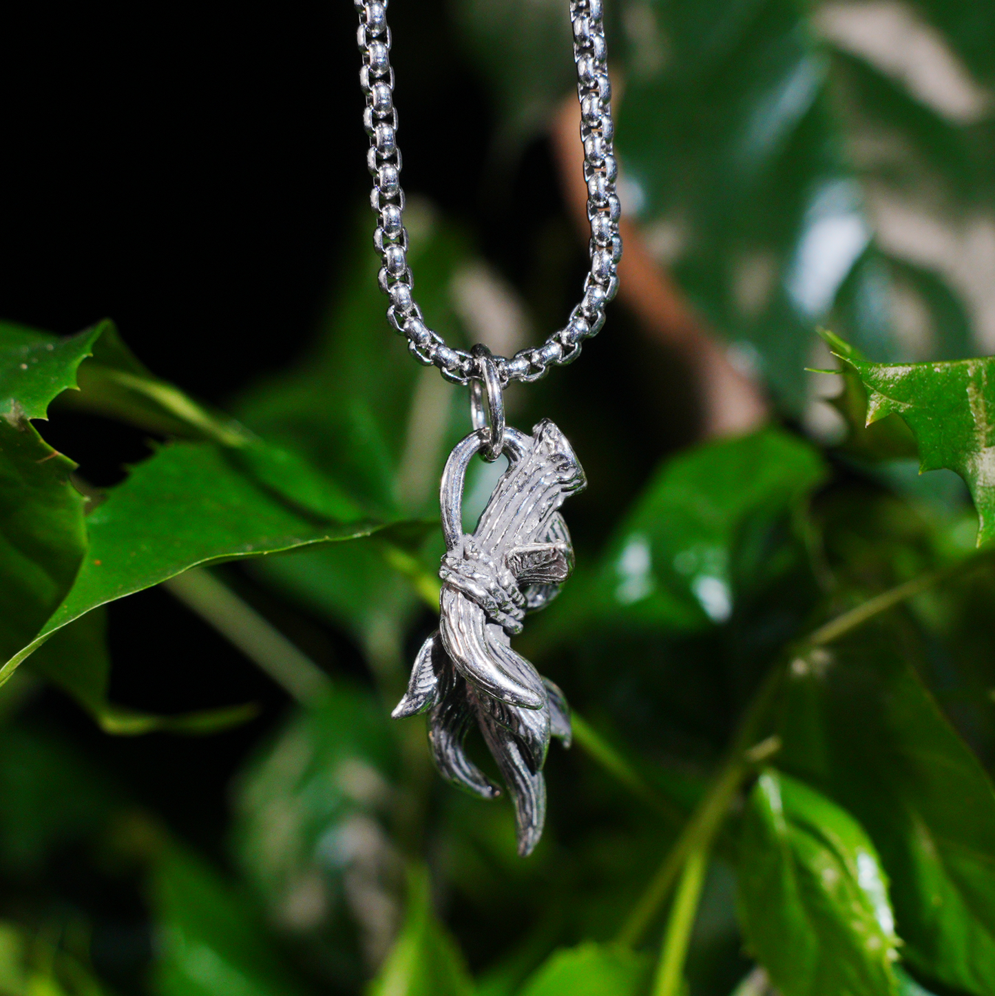 Vintage-Halskette mit silbernem Blattzweig | Anhänger im handgefertigten Look | Unisex-Schmuck im Naturstil für den täglichen Gebrauch