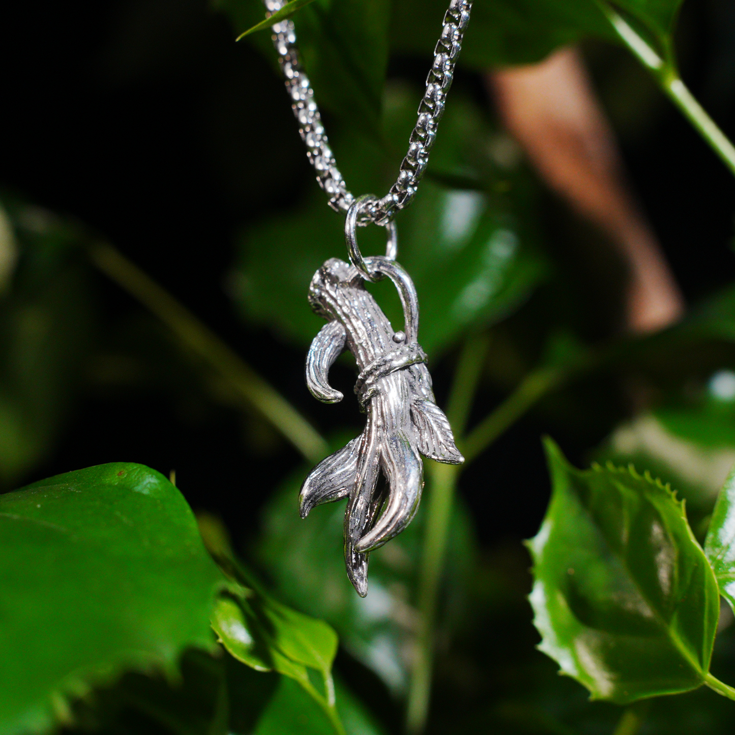 Vintage-Halskette mit silbernem Blattzweig | Anhänger im handgefertigten Look | Unisex-Schmuck im Naturstil für den täglichen Gebrauch