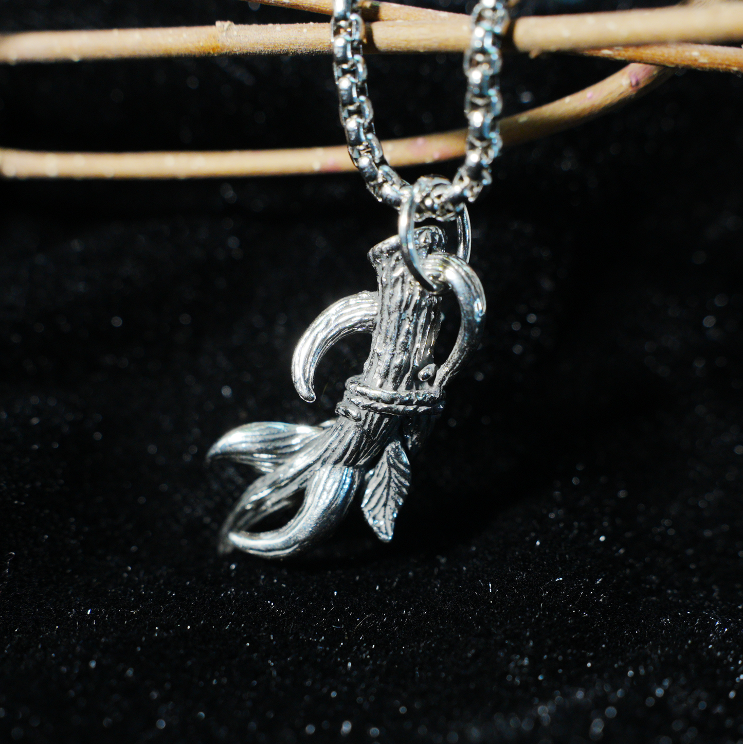 Vintage-Halskette mit silbernem Blattzweig | Anhänger im handgefertigten Look | Unisex-Schmuck im Naturstil für den täglichen Gebrauch
