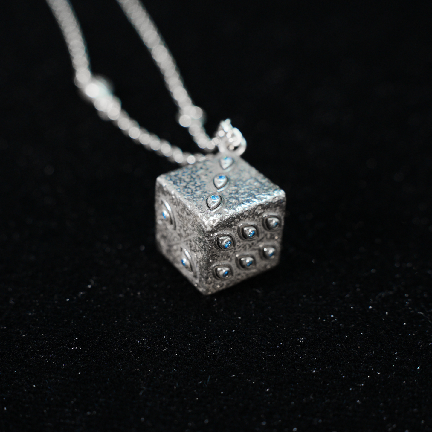 Die wachsame Würfel-Halskette – Mystischer Amulett-Würfel-Anhänger mit eingravierten Augen und blauen Kristallen, Gothic-Vintage-Stil
