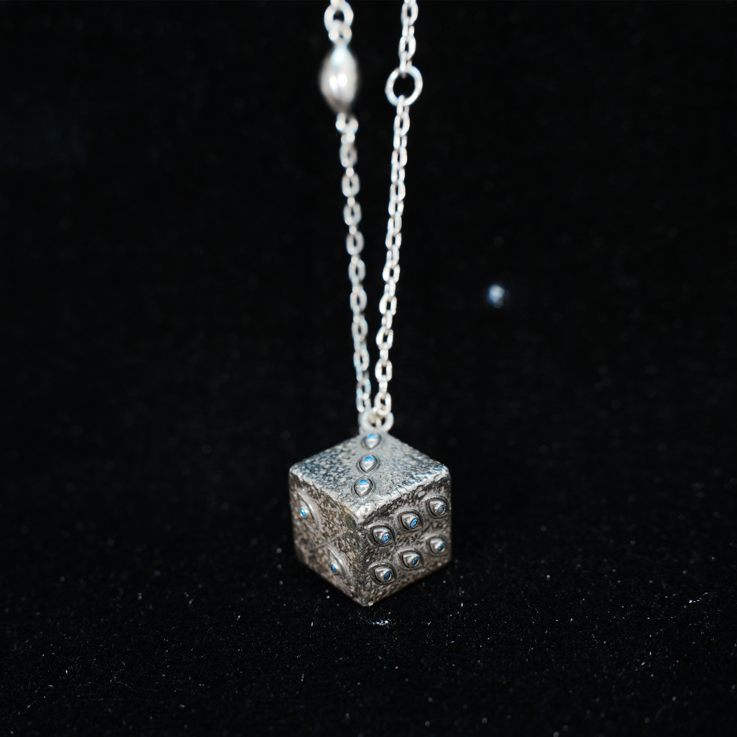 Die wachsame Würfel-Halskette – Mystischer Amulett-Würfel-Anhänger mit eingravierten Augen und blauen Kristallen, Gothic-Vintage-Stil