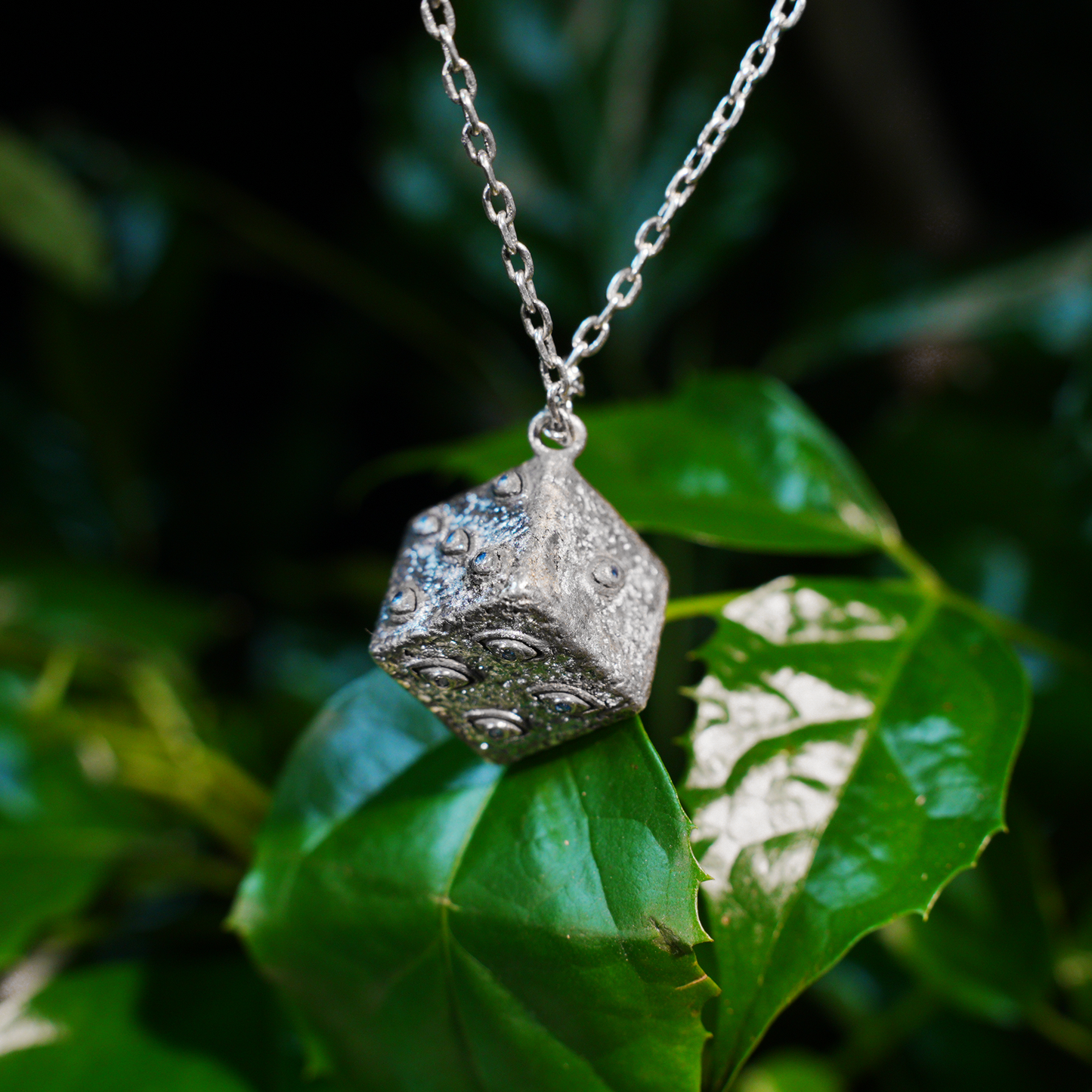 Die wachsame Würfel-Halskette – Mystischer Amulett-Würfel-Anhänger mit eingravierten Augen und blauen Kristallen, Gothic-Vintage-Stil