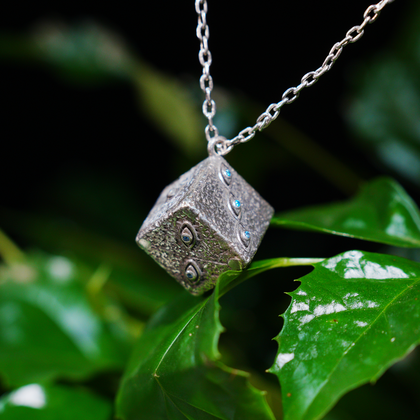 Die wachsame Würfel-Halskette – Mystischer Amulett-Würfel-Anhänger mit eingravierten Augen und blauen Kristallen, Gothic-Vintage-Stil