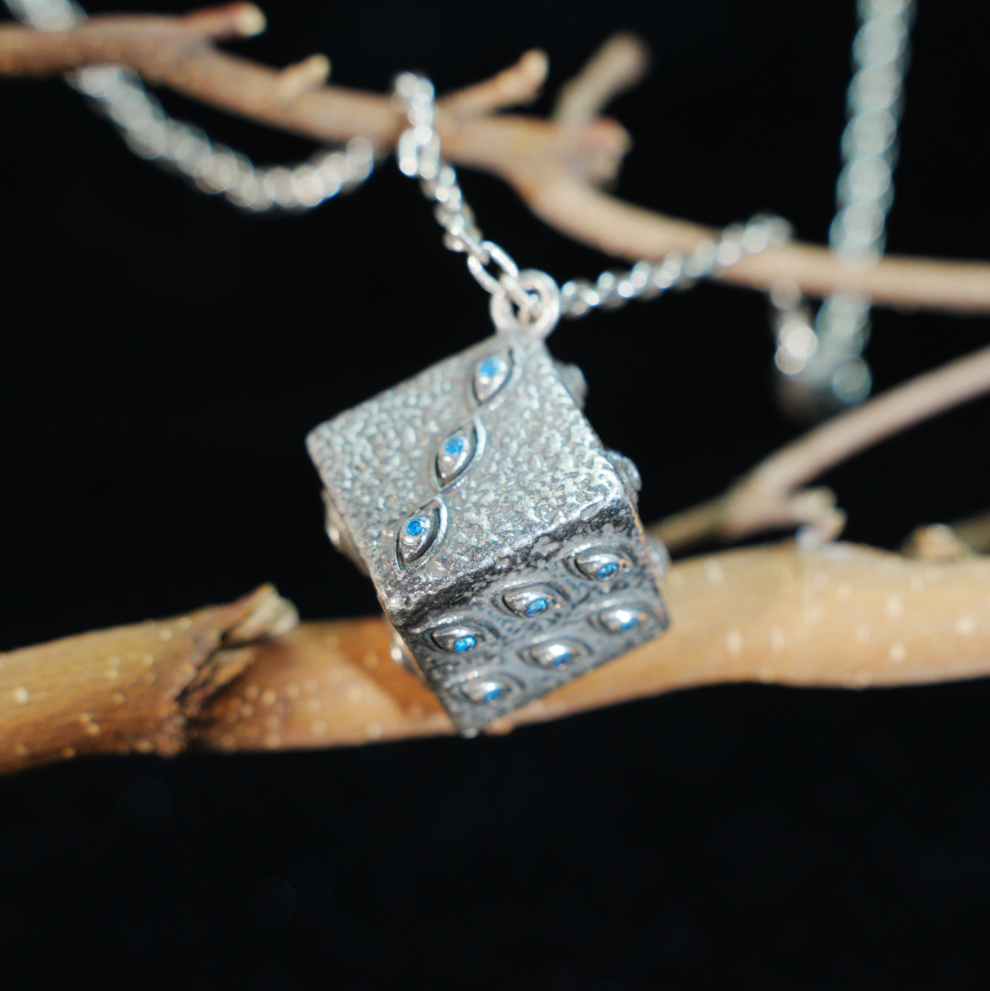 Die wachsame Würfel-Halskette – Mystischer Amulett-Würfel-Anhänger mit eingravierten Augen und blauen Kristallen, Gothic-Vintage-Stil