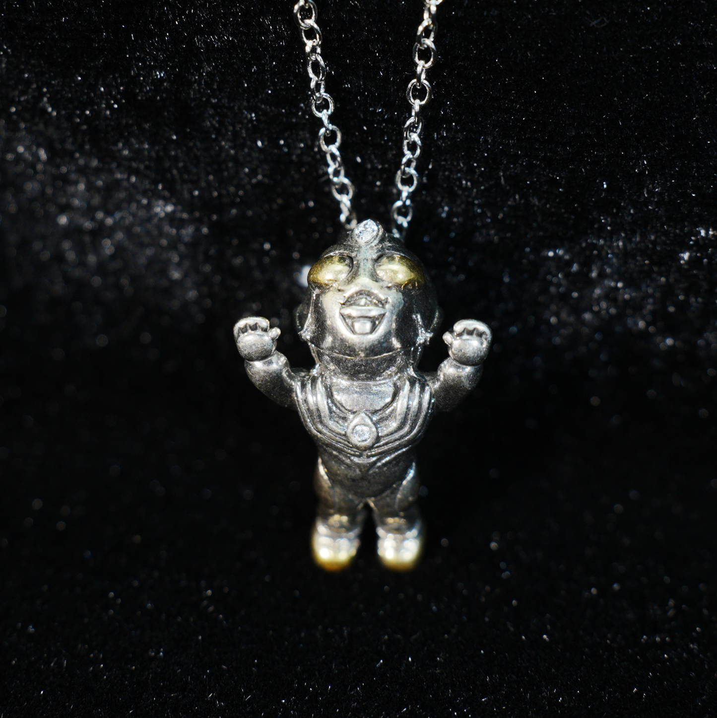 Von Ultraman inspirierte Chibi-Anhänger-Halskette – Mutige Heldenpose, Retro-Rüstungslook, Schmuck für Anime-Fans und Cosplay-Geschenke