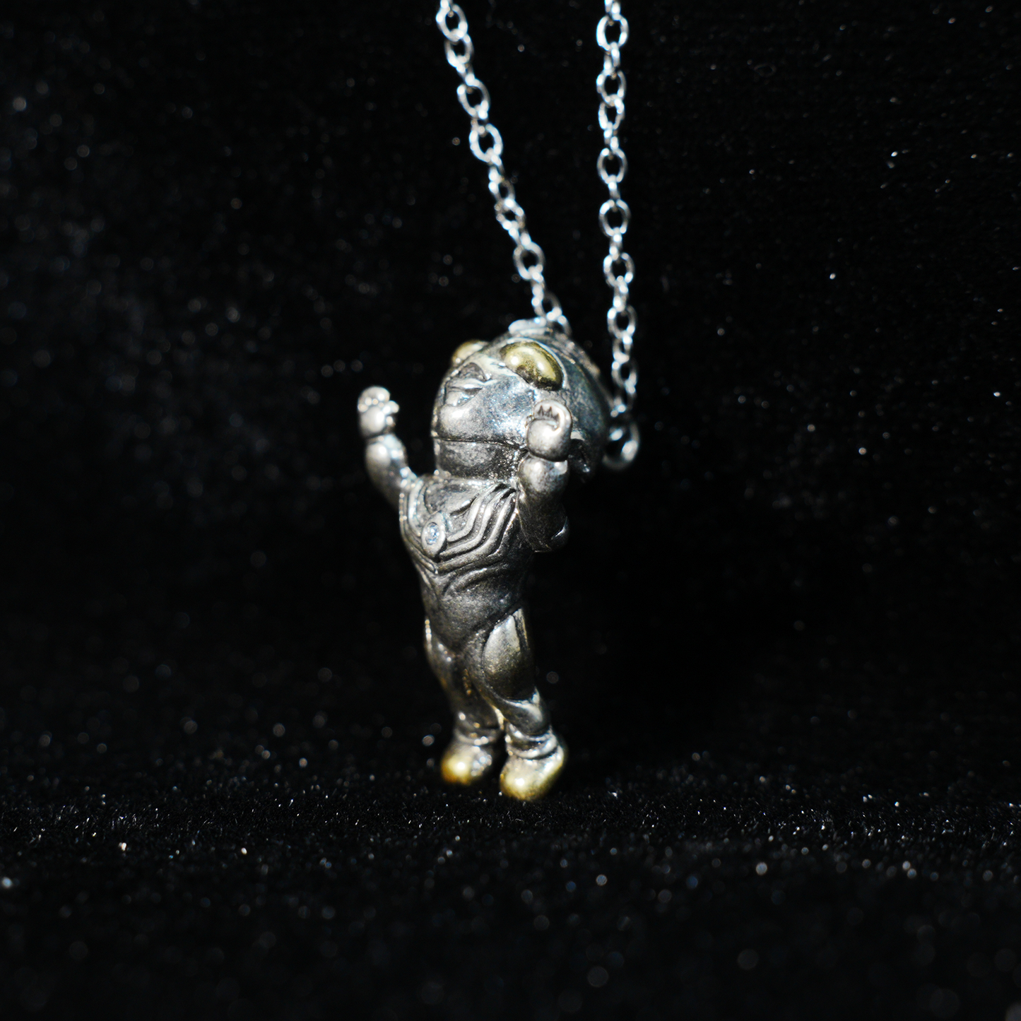 Von Ultraman inspirierte Chibi-Anhänger-Halskette – Mutige Heldenpose, Retro-Rüstungslook, Schmuck für Anime-Fans und Cosplay-Geschenke