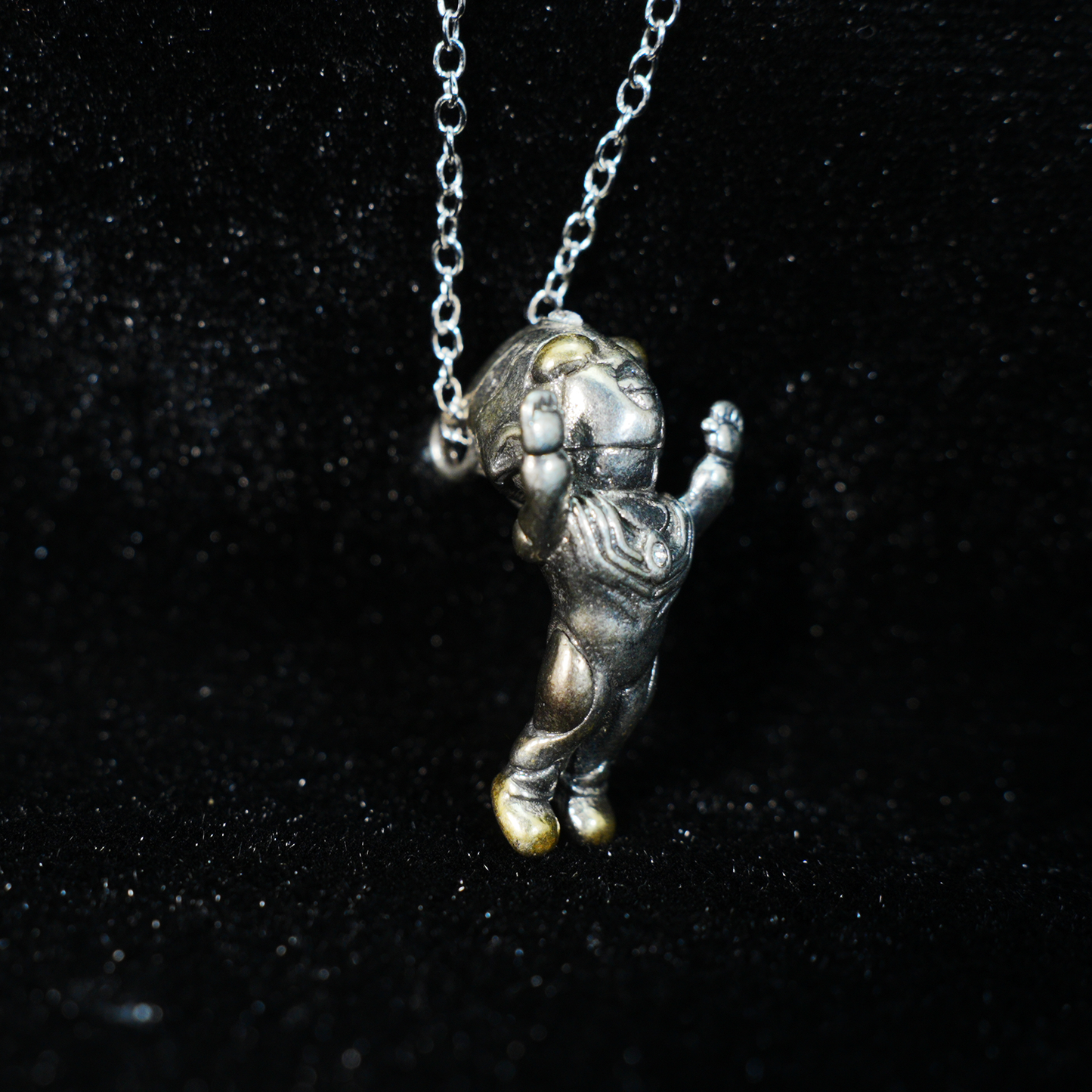 Von Ultraman inspirierte Chibi-Anhänger-Halskette – Mutige Heldenpose, Retro-Rüstungslook, Schmuck für Anime-Fans und Cosplay-Geschenke