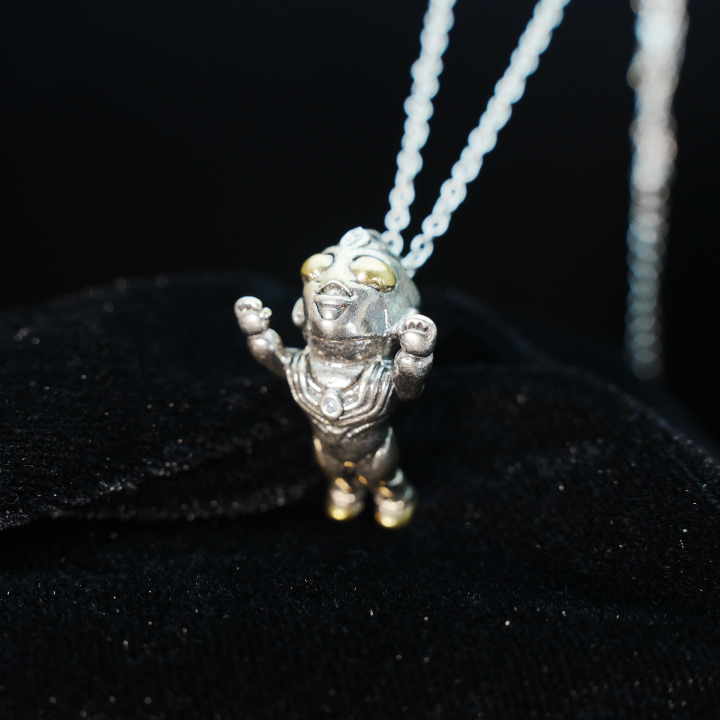 Von Ultraman inspirierte Chibi-Anhänger-Halskette – Mutige Heldenpose, Retro-Rüstungslook, Schmuck für Anime-Fans und Cosplay-Geschenke